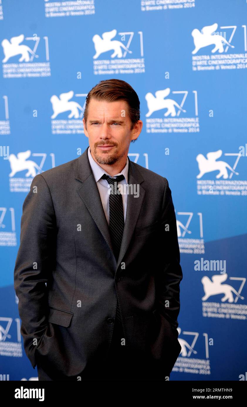 (140905) -- VENISE, 5 septembre 2014 -- l'acteur Ethan Hawke pose au photocall for Good Kill qui est sélectionné dans l'unité de compétition lors du 71e Festival du film de Venise, au Lido de Venise, Italie, le 5 septembre 2014.) ITALIE-VENISE-FILM FESTIVAL-GOOD KILL XuxNizhi PUBLICATIONxNOTxINxCHN Venise sept 5 2014 l'acteur éthane Hawke pose À l'appel photo pour Good Kill qui EST sélectionné dans l'unité compétition lors du 71e Festival de Venise au Lido Italie sept 5 2014 Italie Festival de Venise Good Kill PUBLICATIONxNOTxINxCHN Banque D'Images