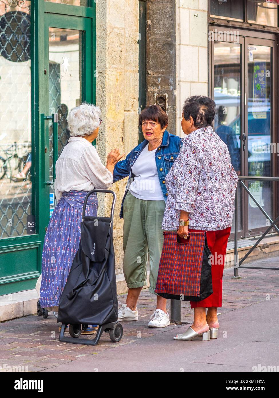 Trois femmes mûres / âgées bavardant dans la rue du centre-ville - Tours, Indre-et-Loire (37), France. Banque D'Images