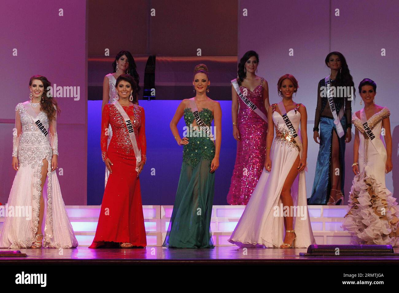 Les candidats posent en robes de gala lors du concours mondial Miss Amérique latine 2014, à Punta Cana, en République dominicaine, le 6 septembre 2014. ) RÉPUBLIQUE DOMINICAINE-MISS AMÉRIQUE LATINE-CONCOURS RobertoxGuzman PUBLICATIONxNOTxINxCHN les candidats posent dans les robes de gala lors du concours mondial S Miss Amérique latine 2014 à Punta Cana City République dominicaine LE 6 2014 septembre République dominicaine Miss Amérique latine concours PUBLICATIONxNOTxINxCHN Banque D'Images