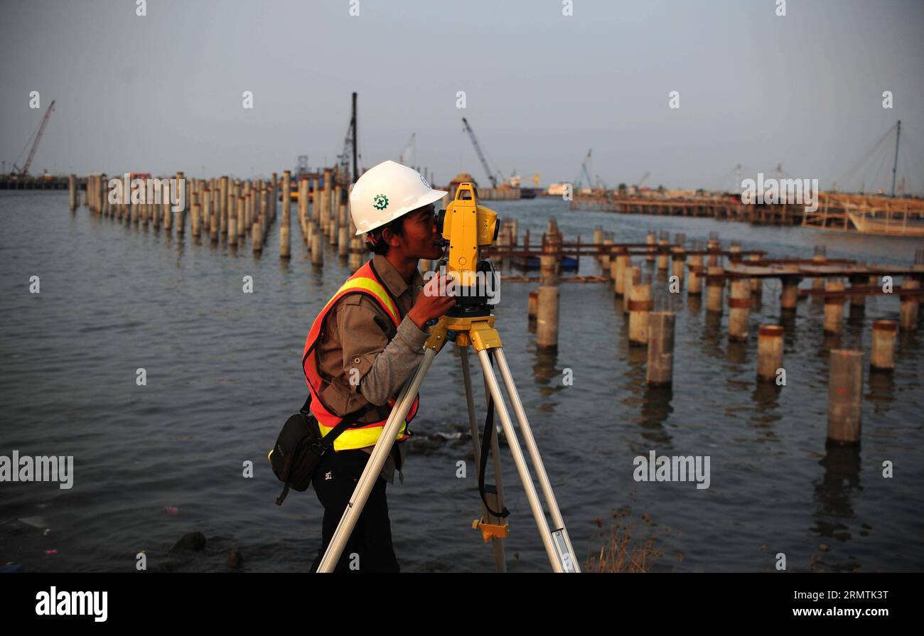 (140908) -- JAKARTA, le 8 septembre 2014 -- un ouvrier indonésien travaille sur un nouveau projet de construction portuaire à Jakarta, Indonésie, le 8 septembre 2014. Le projet est conçu pour répondre à la croissance prévue de la capacité et du trafic dans le port de Tanjung Priok et pour fournir des installations adéquates pour les marchandises conteneurisées. INDONÉSIE-JAKARTA-NOUVEAU PORT Zulkarnain PUBLICATIONxNOTxINxCHN Jakarta sept 8 2014 main-d'œuvre indonésienne travaux SUR un nouveau projet de construction portuaire à Jakarta Indonésie sept 8 2014 le projet EST conçu pour répondre à la croissance prévue de la capacité et du trafic dans le port de Tanjung Priok et pour fournir des installations adéquates Banque D'Images