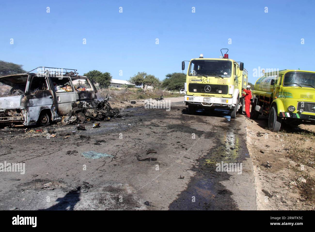 (140908) -- MOGADISCIO, 8 septembre 2014 -- une photo prise le 8 septembre 2014 montre le site d'une bombe suicide ciblant un convoi de la Mission de l'Union africaine en Somalie (AMISOM) sur une route reliant Mogadiscio et Afgooye, une petite ville située à 20 km à l'ouest de la capitale. Le groupe islamiste Al-Shabaab a revendiqué lundi la responsabilité de deux attentats suicides à la voiture piégée qui ont tué au moins 12 personnes en Somalie, ont déclaré des sources policières. L'autre attentat suicide à la bombe a touché un poste de contrôle militaire à la périphérie de Mogadiscio lundi, blessant deux personnes, dont un responsable du gouvernement local.) SOMALIE-MOGADISCIO-SUICIDE BOM Banque D'Images