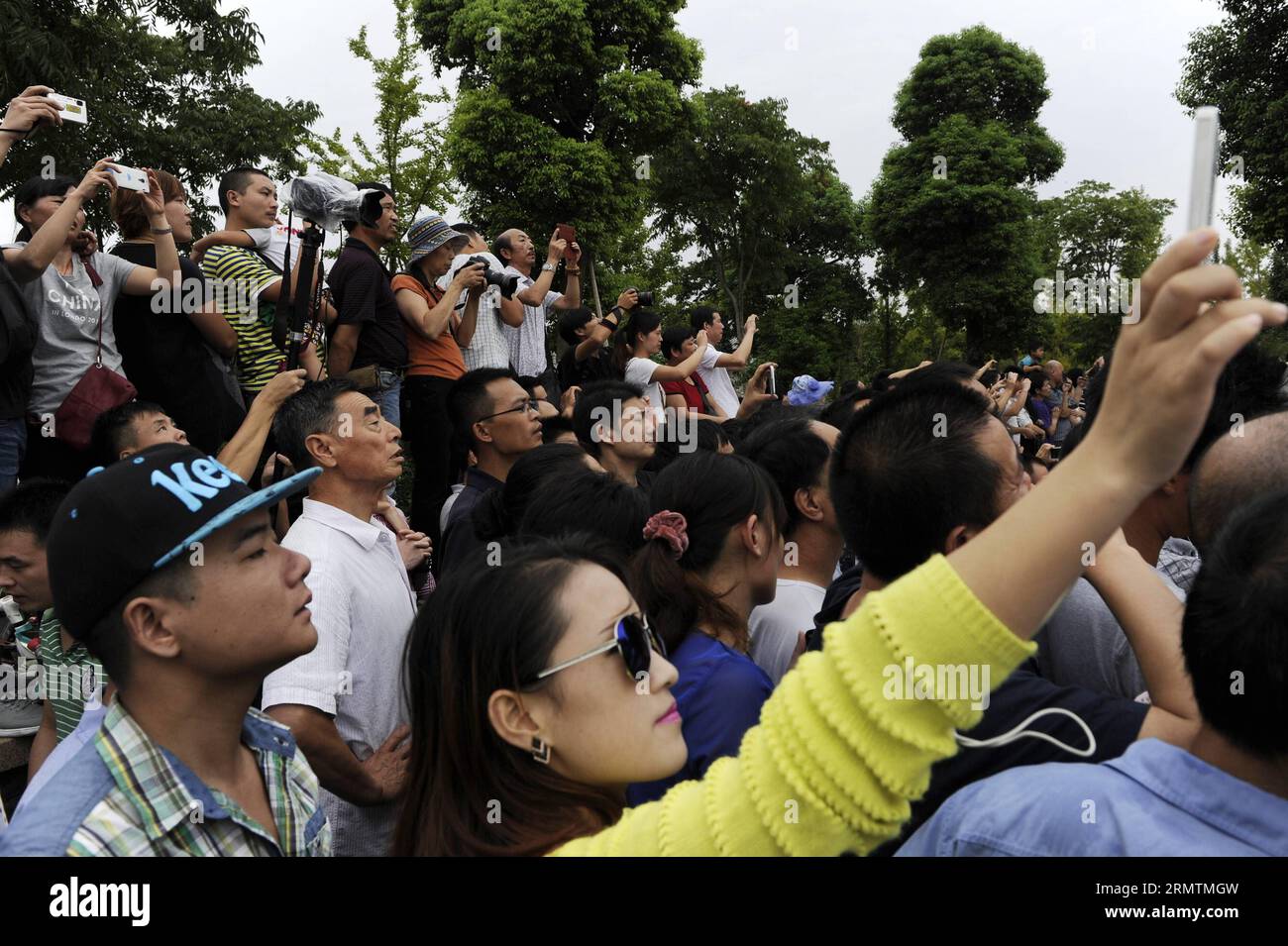 (140911) -- HANGZHOU, le 11 septembre 2014 -- des gens se rassemblent pour observer la marée de la rivière Qiantang sur la rive de la rivière Qiantang à Hangzhou, capitale de la province du Zhejiang de l'est de la Chine, le 11 septembre 2014. Le tunnel de marée de la rivière Qiantang met en scène les vagues les plus élevées au cours du huitième mois du calendrier lunaire chinois. (lfj) CHINA-ZHEJIANG-HANGZHOU-QIANTANG RIVER TIDE (CN) JuxHuanzong PUBLICATIONxNOTxINxCHN Hangzhou sept 11 2014 célébrités se réunissent pour observer le Qiantang River Tidal bore SUR la rive de la rivière Qiantang à Hangzhou capitale de l'est de la Chine S Zhejiang province sept 11 2014 le Tidal bor Banque D'Images