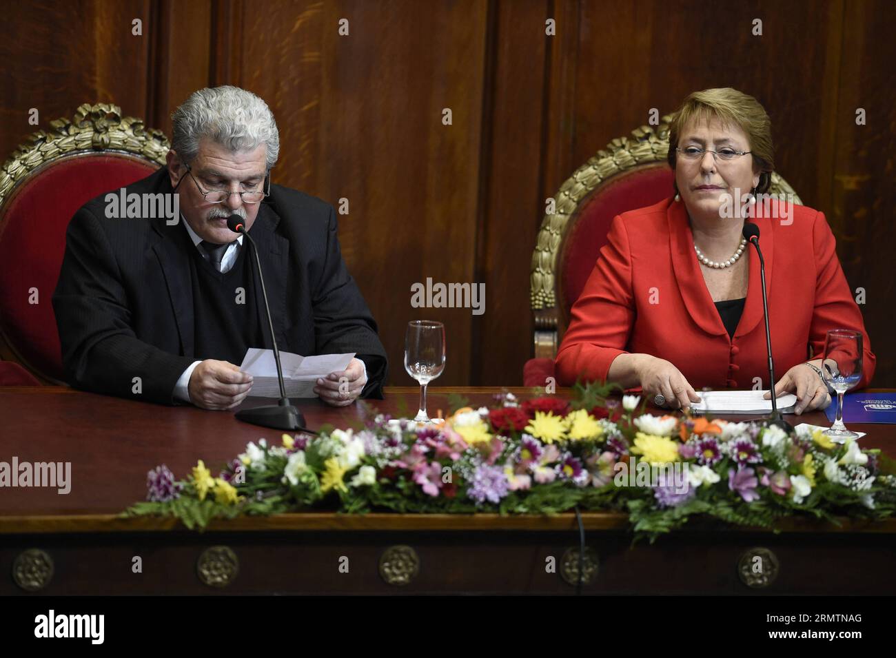 La présidente du Chili Michelle Bachelet (à droite) rencontre le vice-recteur Hugo Calabria à l Université de la République de l Uruguay à Montevideo, lors de la visite officielle de Bachelet dans le pays le 12 septembre 2014.Nicolas Celaya) URUGUAY-MONTEVIDEO-CHILE-POLITICS-VISIT e NICOLASxCELAYA PUBLICATIONxNOTxINxCHN Chili la Présidente Michelle Bachelet r rencontre le Vice-recteur Hugo Calabria À L'Université Uruguay S de la République à Montevideo lors de Bachelet S visite officielle dans le pays LE 12 2014 septembre Nicolas Celaya Uruguay Montevideo Chili visite POLITIQUE e NicolasxNOTxINxCHN Banque D'Images