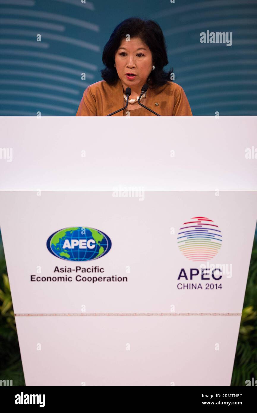 Mari Pangestu, ministre indonésienne du Tourisme et de l'économie créative, prononce un discours lors de la cérémonie d'ouverture de la 8e Réunion ministérielle du Tourisme de l'APEC (TM8) à Macao, dans le sud de la Chine, le 13 septembre 2014. ) (lfj) RÉUNION MINISTÉRIELLE DU TOURISME CHINE-MACAO-APEC (CN) CheongxKamxKa PUBLICATIONxNOTxINxCHN mari Pangestu les ministres indonésiens du Tourisme et de l'économie créative prennent la parole lors de la cérémonie d'ouverture de la 8e Réunion ministérielle du tourisme de l'APEC à Macao Chine méridionale sept 13 2014 Chine Réunion ministérielle du tourisme de l'APEC à Macao PUBLICATIONxNOTxNOTxCHN Banque D'Images