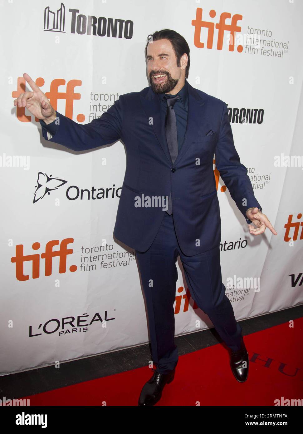 L'acteur John Travolta pose pour des photos avant la première mondiale du film The Forger au Roy Thompson Hall lors du 39e Festival international du film de Toronto à Toronto, Canada, le 12 septembre 2014. ) CANADA-TORONTO-INTERNATIONAL FILM FESTIVAL-FILM LE FAUSSAIRE ZouxZheng PUBLICATIONxNOTxINxCHN l'acteur John Travolta pose pour des photos devant la première mondiale du film le faussaire AU Roy Thompson Hall lors du 39e Festival international du film de Toronto Canada sept 12 2014 Canada Festival international du film de Toronto film le faussaire PUBLICATIONxNOTxINxCHN Banque D'Images