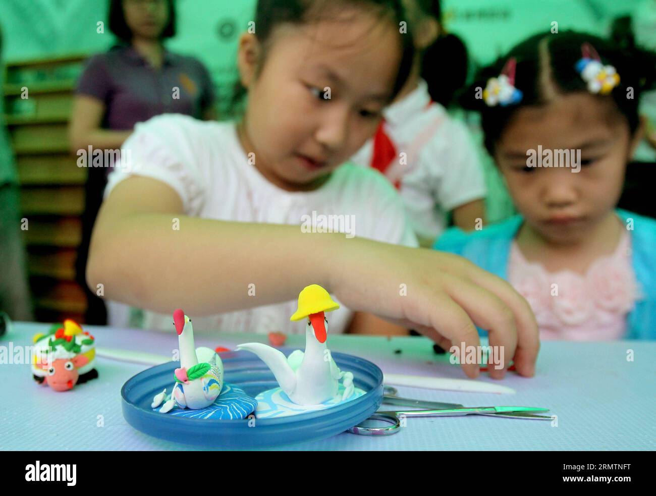 Un élève d’une école primaire fait une démonstration de modelage de pâte lors d’une exposition sur le patrimoine culturel immatériel au parc Xiangyang à Shanghai, dans l’est de la Chine, le 13 septembre 2014. Au cours des 9 dernières années, Shanghai a organisé plus de 100 activités de formation culturelle, qui ont attiré plus de 1 millions d ' étudiants. (wyl) CHINE-SHANGHAI-EXPOSITION SUR LE PATRIMOINE CULTUREL IMMATÉRIEL (CN) LiuxYing PUBLICATIONxNOTxINxCHN un élève de l'école primaire fait une démonstration de modelage de pâte à L'exposition du patrimoine culturel immatériel AU parc Xiang Yang à Shanghai East China sept 13 2014 au cours des 9 dernières années Shanghai a fourni Banque D'Images