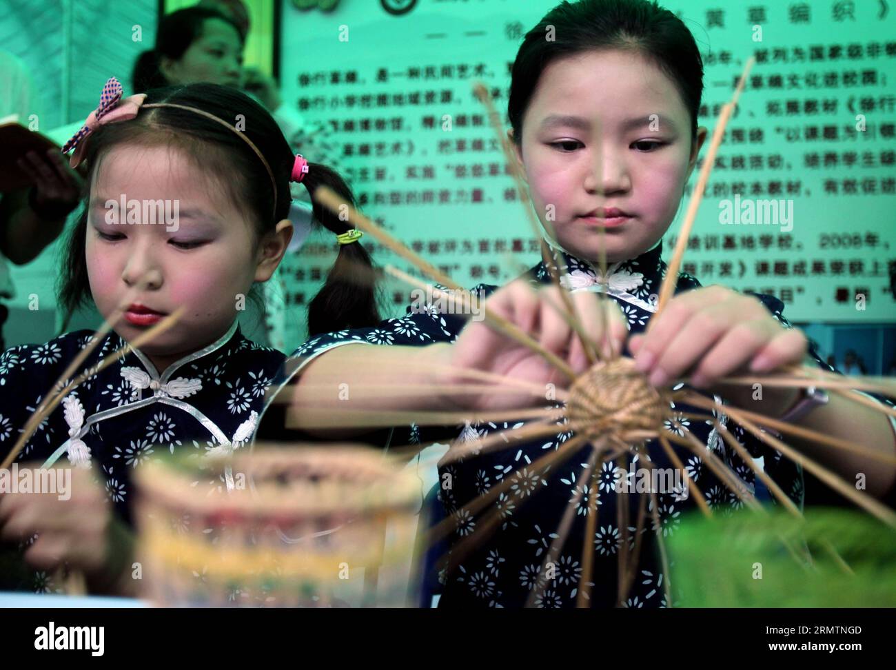 Deux élèves du primaire font une démonstration de tissage de panier lors d’une exposition sur le patrimoine culturel immatériel au parc Xiangyang à Shanghai, dans l’est de la Chine, le 13 septembre 2014. Au cours des 9 dernières années, Shanghai a organisé plus de 100 activités de formation culturelle, qui ont attiré plus de 1 millions d ' étudiants. (wyl) CHINE-SHANGHAI-EXPOSITION SUR LE PATRIMOINE CULTUREL IMMATÉRIEL (CN) LiuxYing PUBLICATIONxNOTxINxCHN deux élèves de l'école primaire font une démonstration de Weaving Basketball À l'exposition du patrimoine culturel immatériel AU parc Xiang Yang à Shanghai East China sept 13 2014 au cours des 9 dernières années Shanghai p Banque D'Images