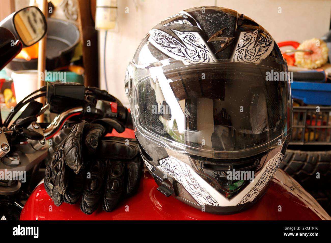 Casque et gants sur le réservoir de carburant d'une moto. Banque D'Images