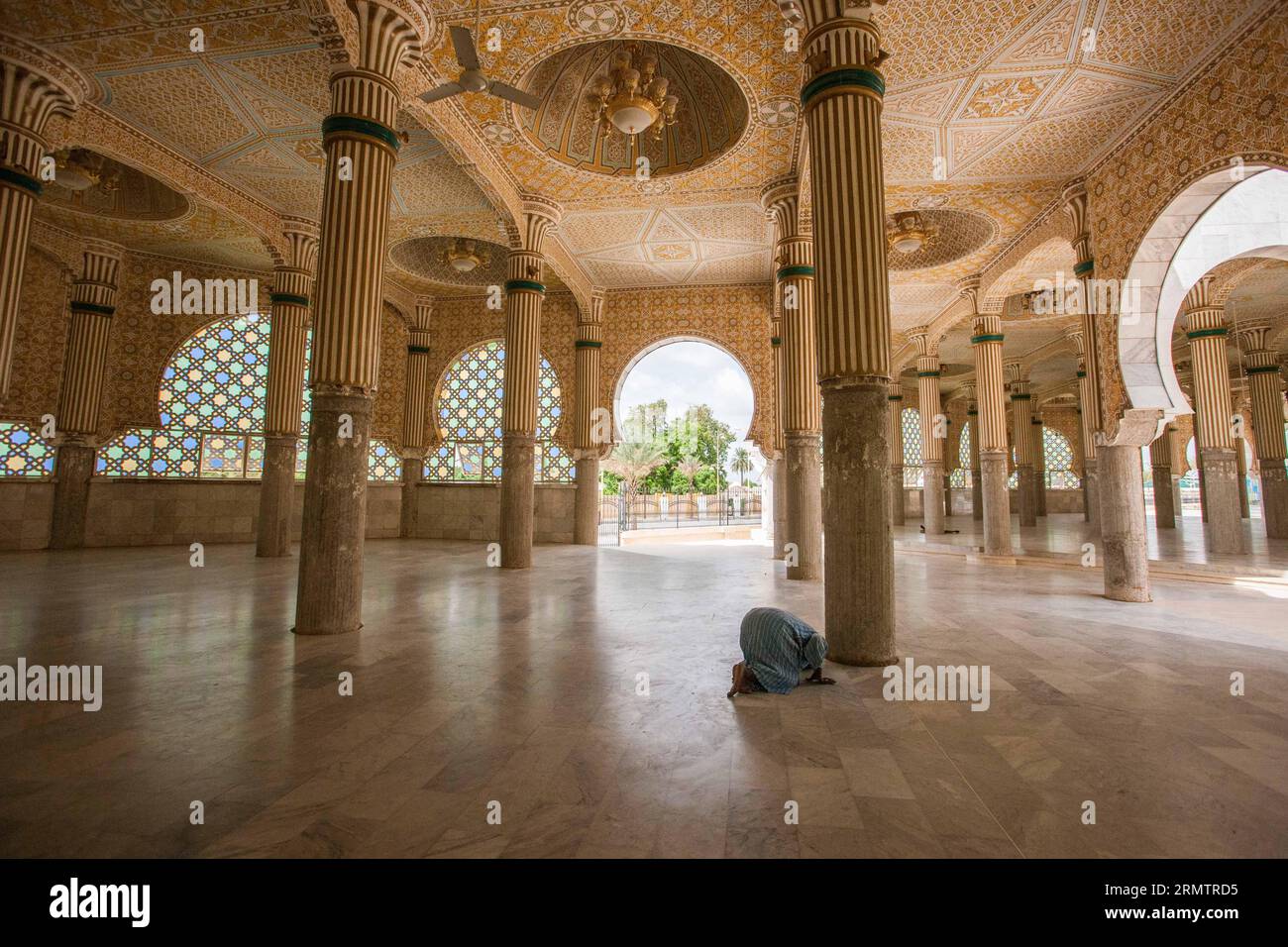 TOUBA, le 16 septembre 2014 -- Un fidèle disciple prie dans la Grande Mosquée de Touba en rénovation à Touba, ville sainte du Sénégal, le 16 septembre 2014. Les Sénégalais ont commencé à se préparer pour l'Aïd al-Adha, connu sous le nom de Tabaski dans la langue locale du wolof, qui devrait tomber le 5 ou 6 octobre cette année au Sénégal. SÉNÉGAL-TOUBA-GRANDE MOSQUÉE-RÉNOVATION LixJing PUBLICATIONxNOTxINxCHN Touba sept 16 2014 un fidèle suiveur prie dans la Grande Mosquée de Touba en rénovation à Touba la ville Sainte du Sénégal sept 16 2014 Sénégalais a commencé à préparer le serment Al Adha connu sous le nom de langue locale Banque D'Images