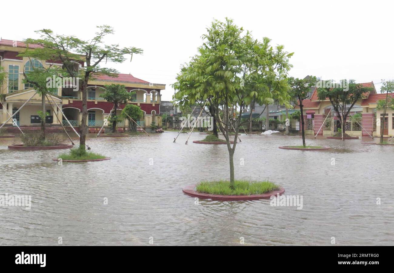 (140917) -- HANOÏ, 17 septembre 2014 -- une photo prise le 17 septembre 2014 montre une place inondée par des eaux de crue causées par le typhon Kalmaegi dans la province de Thai Binh, au Vietnam. On estime qu un total de sept personnes sont mortes dans le typhon Kalmaegi, a déclaré le Comité national de recherche et de sauvetage du pays. VIETNAM-HANOI-TYPHOON-DAMAGE VNA PUBLICATIONxNOTxINxCHN Hanoi sept 17 2014 photo prise LE 17 2014 septembre montre une place inondée par des eaux d'inondation CAUSÉES par le typhon dans la province de Thai Binh Vietnam ON croit Thatcher un total de sept célébrités sont mortes dans le typhon a déclaré le pays S National COM Banque D'Images