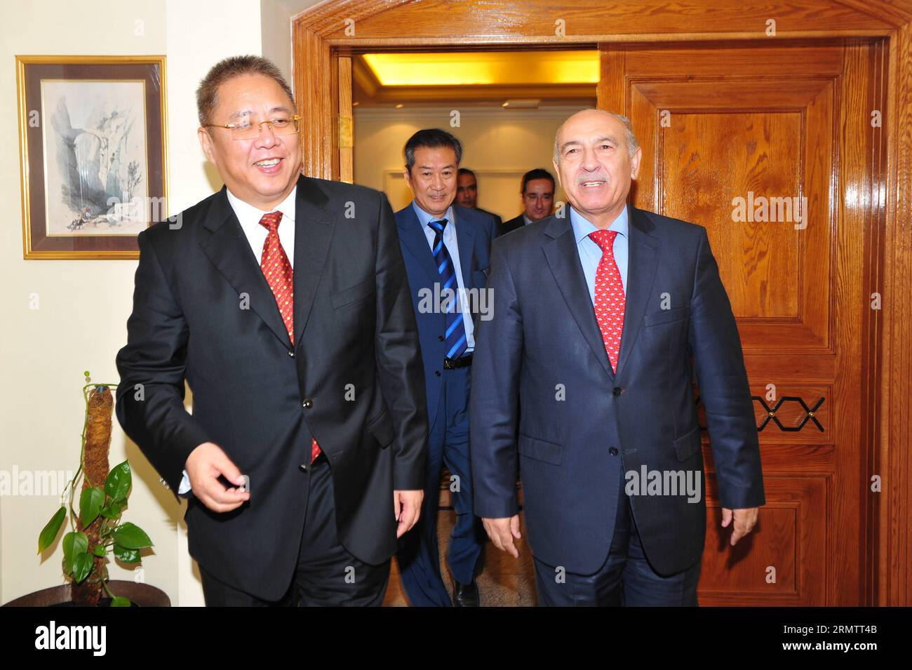 Le nouvel envoyé spécial de la Chine pour les affaires du Moyen-Orient, Gong Xiaosheng (L, front), rencontre Yassin (R, front), secrétaire général du ministère jordanien des Affaires étrangères et des Affaires étrangères, à Amman, Jordanie, le 17 septembre 2014.) JORDANIE-AMMAN-CHINE-ENVOYÉ SPÉCIAL-VISITE JiangxShaoqing PUBLICATIONxNOTxINxCHN Chine le nouvel envoyé spécial POUR les affaires du Moyen-Orient Gong Xiao Sheng l Front rencontre le Secrétaire général de la Jordanie S Ministère des Affaires étrangères et de l'outre-mer à Amman Jordanie LE 17 2014 septembre Jordanie Amman Chine envoyé spécial visite PUBLICATIONxNOTxINxCHN Banque D'Images