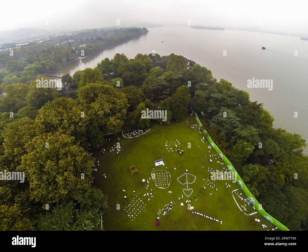 (140919) -- HANGZHOU, 19 septembre 2014 -- des figurines de panda sont exposées sur une pelouse près du lac de l'Ouest à Hangzhou, dans la province du Zhejiang de l'est de la Chine, le 19 septembre 2014. Un total de 1 600 pandas, fabriqués avec des matériaux respectueux de l'environnement, sont des œuvres de l'artiste français Paulo Grangeon. Ces pandas ont visité de nombreuses villes comme Paris, Berlin et Hong Kong. (lfj) CHINA-ZHEJIANG-HANGZHOU-PANDA FIGURES (CN) XuxYu PUBLICATIONxNOTxINxCHN Hangzhou sept 19 2014 Panda Figures sont affichées SUR une pelouse près du lac de L'OUEST à Hangzhou East China S Zhejiang province sept 19 2014 un total de 1 600 Pandas que nous Banque D'Images