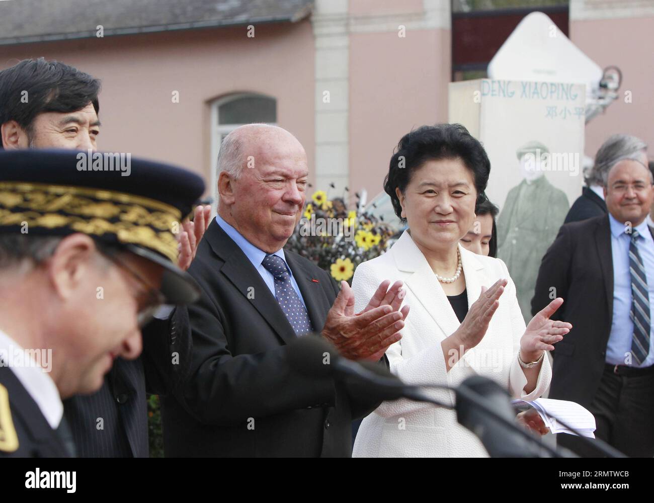 (140920) -- MONTARGIS, 19 septembre 2014 -- le vice-premier ministre chinois Liu Yandong (4e L) et le maire de Montargis, Jean-Pierre Door (3e L) assistent à l'inauguration de la place Deng Xiaoping, du nom du défunt dirigeant chinois Deng Xiaoping, à Montargis, France, le 19 septembre 2014.) (srb) FRANCE-MONTARGIS-LIU YABDONG-DENG XIAOPING SQUARE-INAUGURATION ZhouxLei PUBLICATIONxNOTxINxCHN Sep 19 2014 le vice-premier ministre chinois Liu Yandong 4e l et le maire de Jean Pierre Door 3e l assistent à l'inauguration de Deng Xiao Ping Square nommé d'après feu leader chinois Deng Xiao Ping en France sept 19 2014 SRB France Liu Deng Xi Banque D'Images