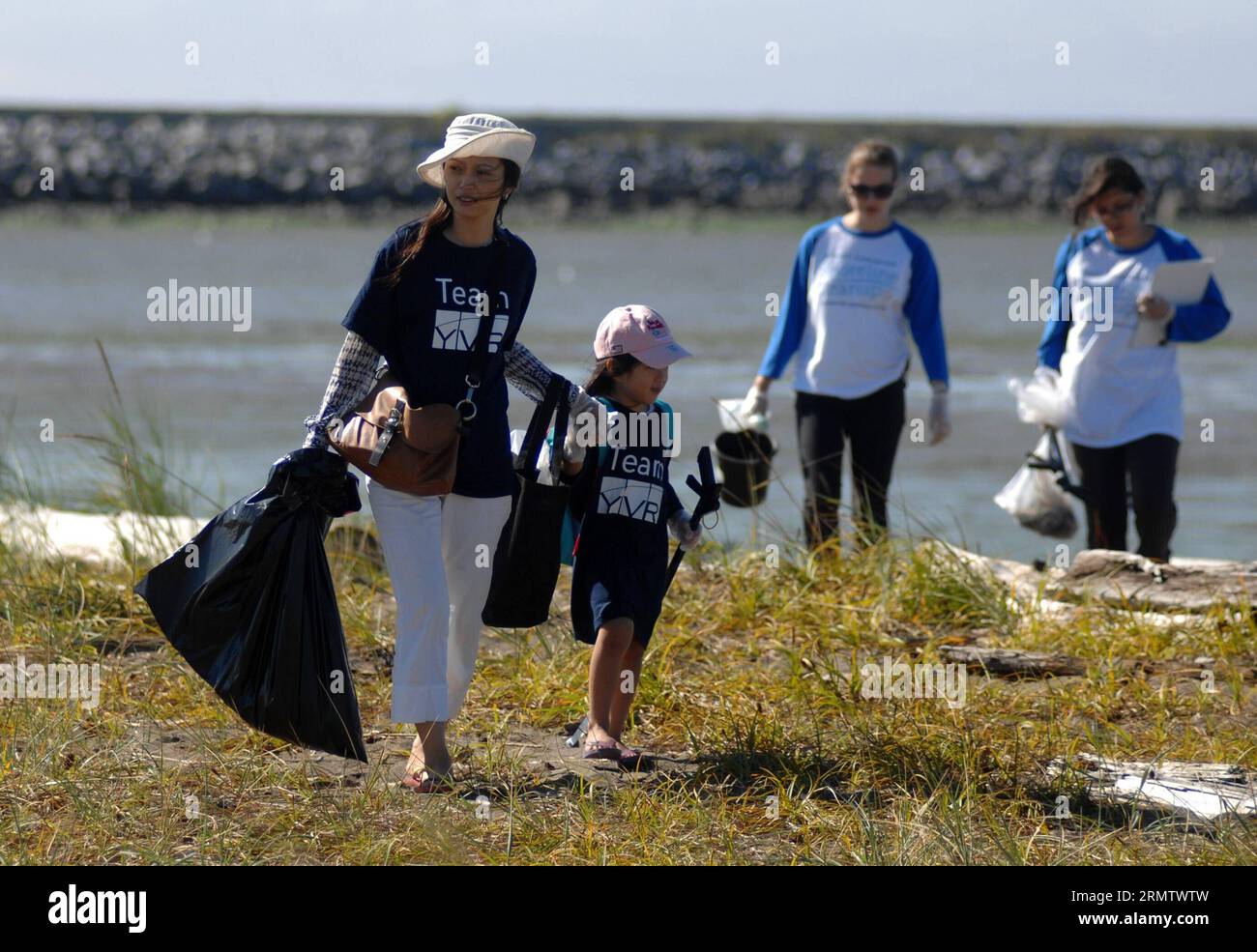 (140920) -- RICHMOND, le 20 septembre 2014 -- des bénévoles nettoient la plage et les environs lors du Great Canadian Shoreline Cleanup annuel au parc régional Iona Beach à Richmond, C.-B., Canada, le 20 septembre 2014. Plus de 35 000 000 Canadiens se sont inscrits pour participer à l’un des plus importants programmes de conservation par action directe, ainsi qu’au plus important contributeur au nettoyage côtier international au Canada. L an dernier, Shoreline Cleanup a vu plus de 3 000 kilos ramassés à travers le pays et 500 kilos retirés de Richmond Iona Beach. ) CANADA-RICHMOND-SHORELINE-CLEANUP SERGEIXBACHLAKOV PUBL Banque D'Images