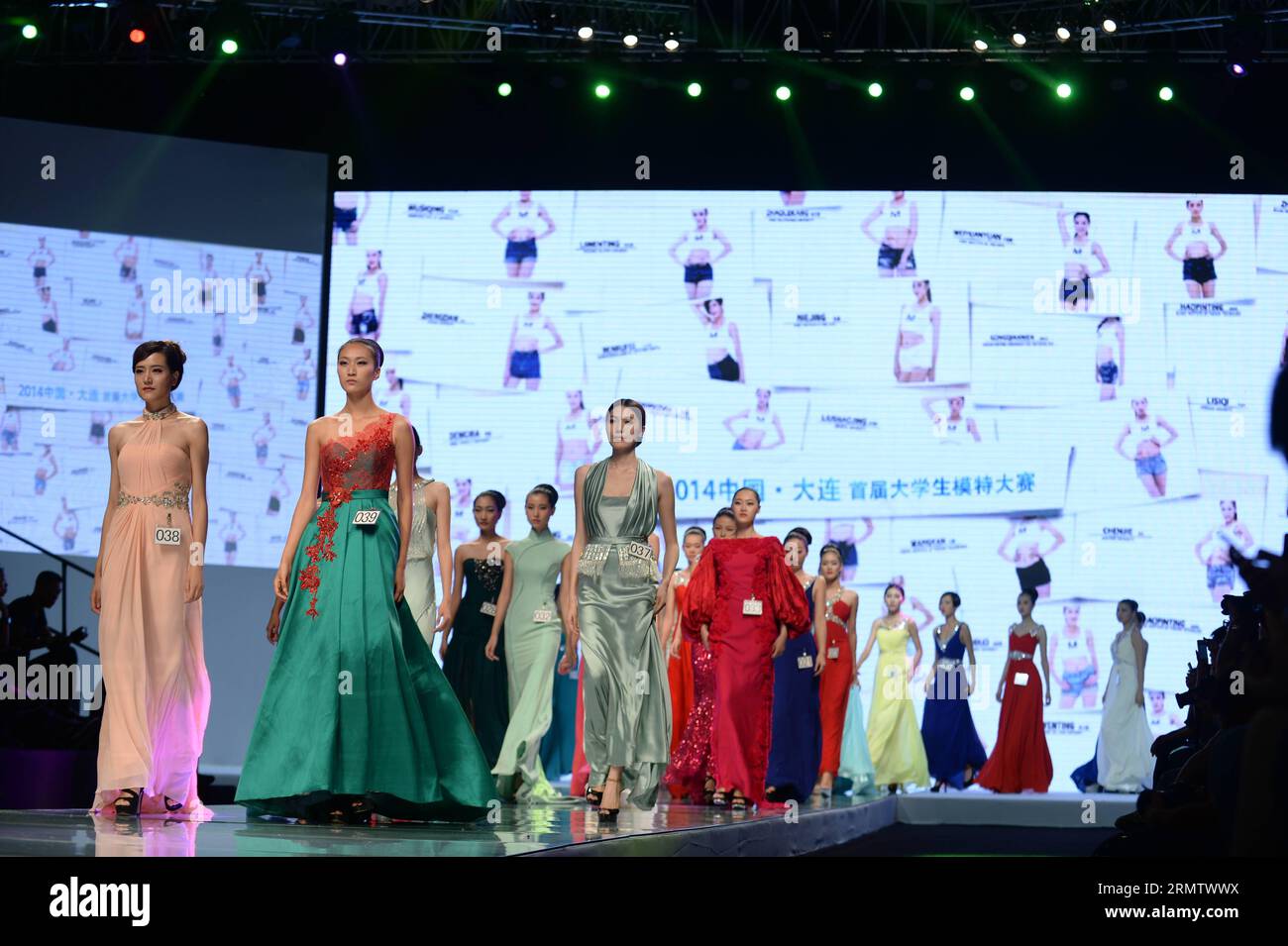 (140921) -- DALIAN, 21 septembre 2014 -- les concurrents participent au concours de mannequins universitaires à Dalian, dans la province du Liaoning du nord-est de la Chine, le 21 septembre 2014. Un total de 39 étudiants de collège se spécialisant dans le défilé de mode ont pris part au concours ici dimanche. ) (hdt) CHINA-DALIAN-COLLEGE STUDENT-MODEL CONTEST (CN) PanxYulong PUBLICATIONxNOTxINxCHN Dalian sept 21 2014 concurrents participent au concours College Model Contest à Dalian Northeast China S Liaoning province sept 21 2014 un total de 39 étudiants universitaires se spécialisant dans le défilé de mode ont pris part au concours ici dimanche HDT China Dalian College mod. étudiant Banque D'Images