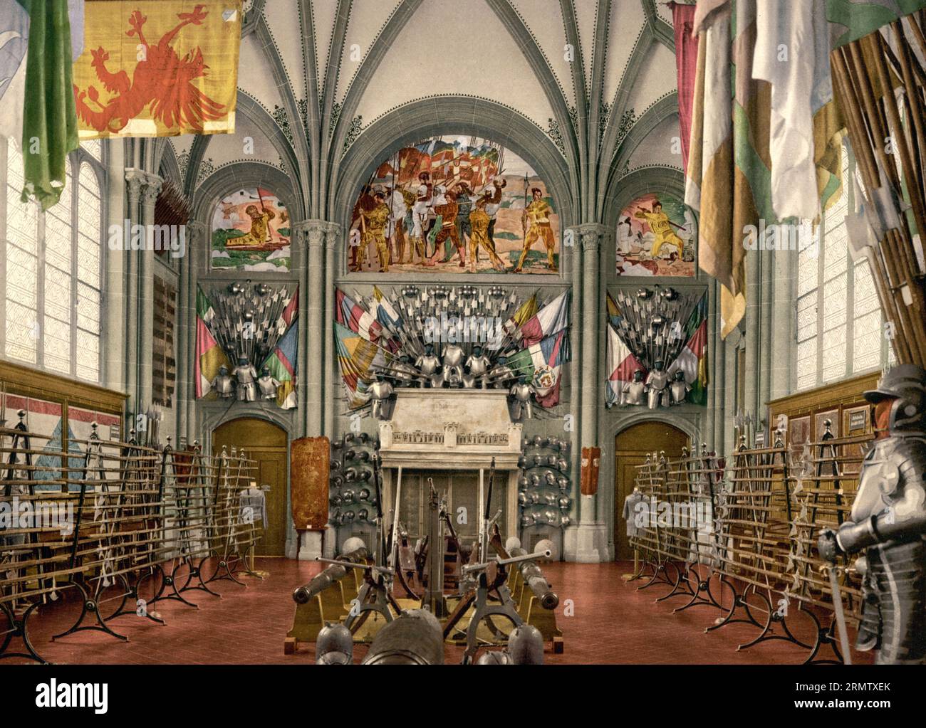 Waffenhalle im Landesmuseum, Zürich, Schweiz, 1896, Historisch, Digital restaurierte Reproduktion eines Photochromdruck aus dem 19. Jahrhundert / salle des armes au Musée National, Zurich, Suisse, 1896, Historique, reproduction restaurée numériquement d'un tirage photochrome du 19e siècle. Banque D'Images