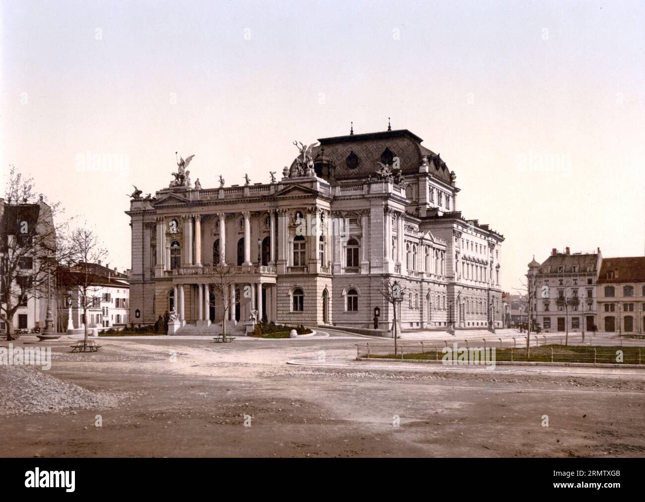 Stadttheater in Zürich, Schweiz, 1896, Historisch, digital restaurierte Reproduktion eines Photochromdruck aus dem 19. Jahrhundert / Théâtre municipal de Zurich, Suisse, 1896, reproduction historique, restaurée numériquement d'une gravure photochrome du 19e siècle. Banque D'Images