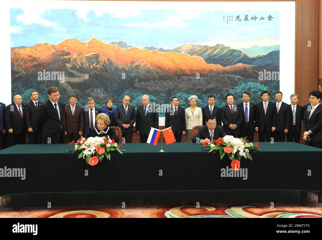 (140923) -- BEIJING, 23 septembre 2014 -- Zhang Dejiang (front R), président du Comité permanent du Congrès populaire national de Chine, et Valentina Matviyenko (front L), présidente de l Assemblée fédérale de Russie, signent des règlements sur l approfondissement de la coopération législative à Beijing, capitale de la Chine, le 23 septembre 2014.) (zkr) CHINA-ZHANG DEJIANG-RUSSIA-MATVIYENKO-SIGNING CEREMONY(CN) RaoxAimin PUBLICATIONxNOTxINxCHN Beijing sept 23 2014 Zhang Dejiang r Président de la Commission Thing du Congrès national des célébrités S de Chine et Valentina l Président de l'Assemblée fédérale de Russie S. Banque D'Images