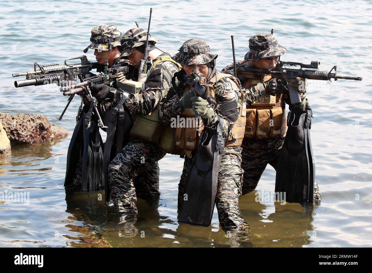 (140926) -- PROVINCE DE CAVITE, 26 septembre 2014 -- de nouvelles recrues de phoques de la marine philippine participent à une démonstration de capacité maritime dans le cadre de leur entraînement à la base navale de Sangley point dans la province de Cavite, aux Philippines, le 26 septembre 2014. Les aspirants aux phinicains Navy Seals suivent un entraînement rigoureux pendant une année entière pour tester leurs capacités en matière de guerre maritime, aérienne et terrestre. PHILIPPINES-PROVINCE DE CAVITE-MARINE ENTRAÎNEMENT RouellexUmali PUBLICATIONxNOTxINxCHN province de Cavite sept 26 2014 de nouvelles recrues de phoques de la marine philippine participent à une démonstration de capacité maritime dans le cadre de leur entraînement i Banque D'Images