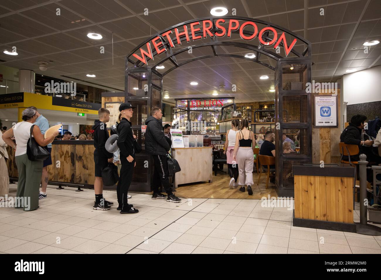 Restaurant pub Wetherspoon dans la salle des départs du terminal de l'aéroport Gatwick North, Angleterre, Royaume-Uni Banque D'Images