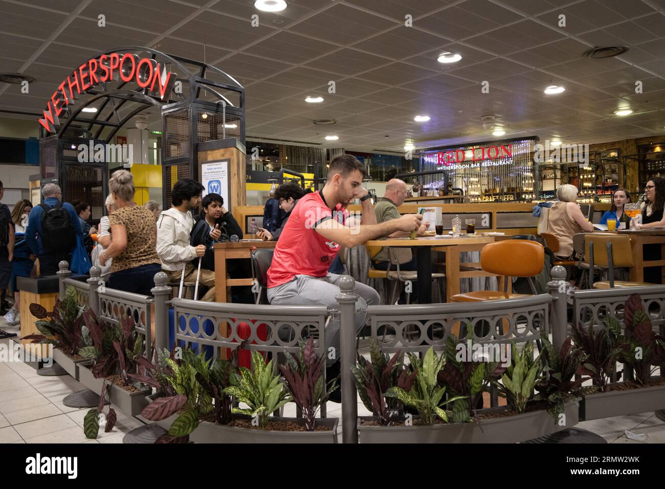 Restaurant pub Wetherspoon dans la salle des départs du terminal de l'aéroport Gatwick North, Angleterre, Royaume-Uni Banque D'Images