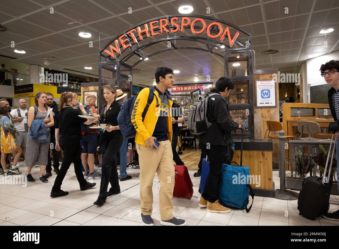 Restaurant pub Wetherspoon dans la salle des départs du terminal de l'aéroport Gatwick North, Angleterre, Royaume-Uni Banque D'Images