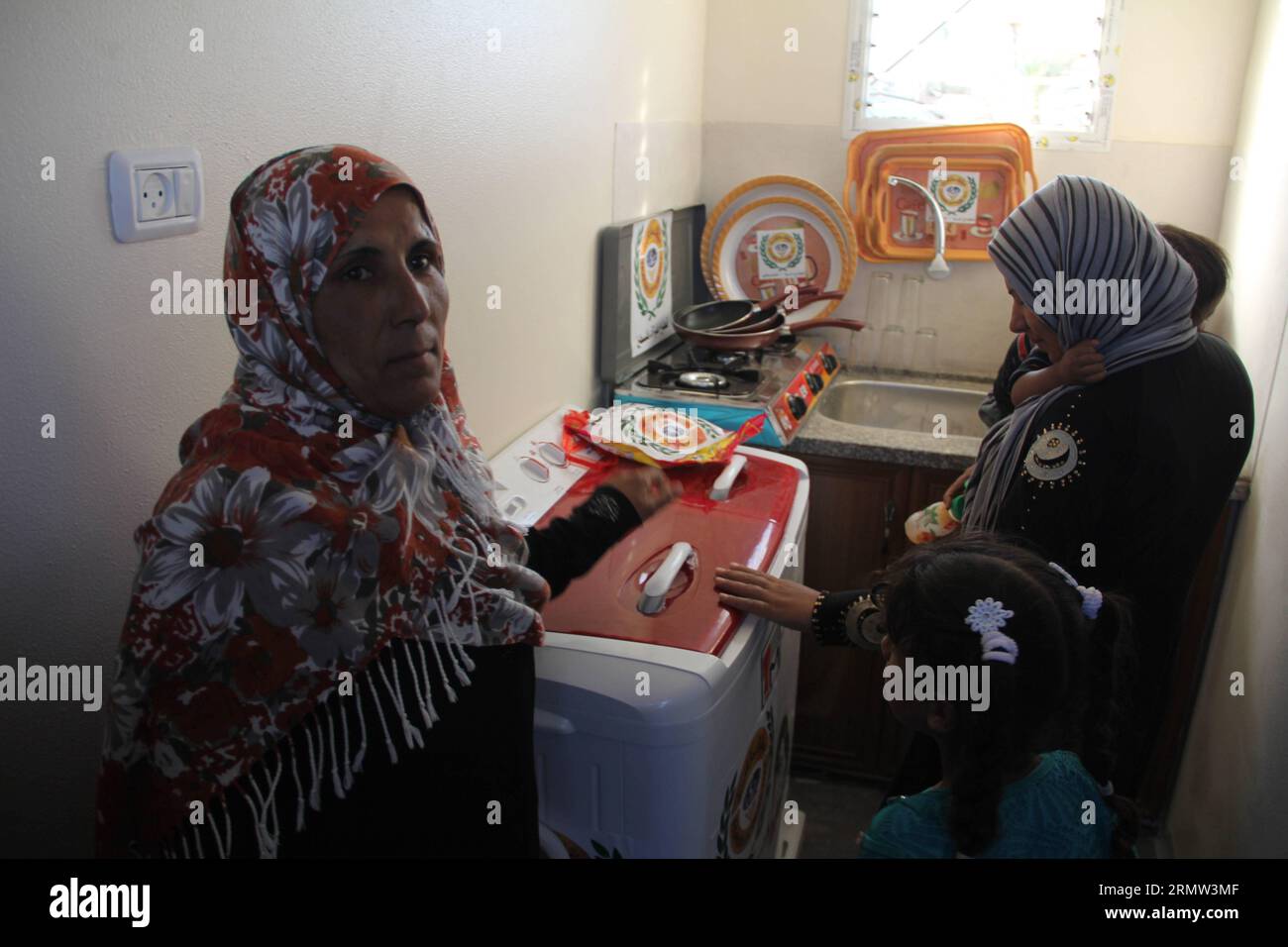 GAZA, le 1 octobre 2014 -- des Palestiniens vérifient leur nouveau mobil-home après avoir été rendus sans abri lors de la récente guerre israélo-Hamas, dans le quartier de Khuzaa, dans la ville de Khan Younis, dans le sud de la bande de Gaza, le 1 octobre 2014. ) MIDEAST-GAZA- MOBILE-HOMES KhaledxOmar PUBLICATIONxNOTxINxCHN Gaza OCT 1 2014 PALESTINIENS Vérifiez leur nouveau mobile-home après qu'ils ont été faits maison dans le récent Israël Hamas était dans le quartier dans le sud de la bande de Gaza ville de Khan Younis LE 1 2014 octobre Mideast Gaza Mobile Homes PUBLICATIONxNOTxINxCHN Banque D'Images