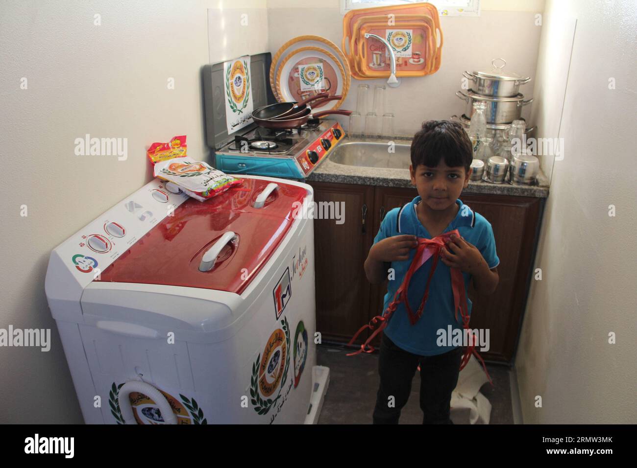 GAZA, le 1 octobre 2014 -- Un garçon palestinien vérifie son nouveau mobil-home après avoir été rendu sans abri lors de la récente guerre israélo-Hamas, dans le quartier de Khuzaa, dans la ville de Khan Younis, dans le sud de la bande de Gaza, le 1 octobre 2014. ) MIDEAST-GAZA- MOBILE-HOMES KhaledxOmar PUBLICATIONxNOTxINxCHN Gaza OCT 1 2014 un garçon PALESTINIEN vérifie son nouveau mobile-home après qu'ils ont été faits maison dans le récent Israël Hamas était dans le quartier dans le sud de la bande de Gaza ville de Khan Younis LE 1 2014 octobre Mideast Gaza Mobile Homes PUBLICATIONxNOTxINxCHN Banque D'Images