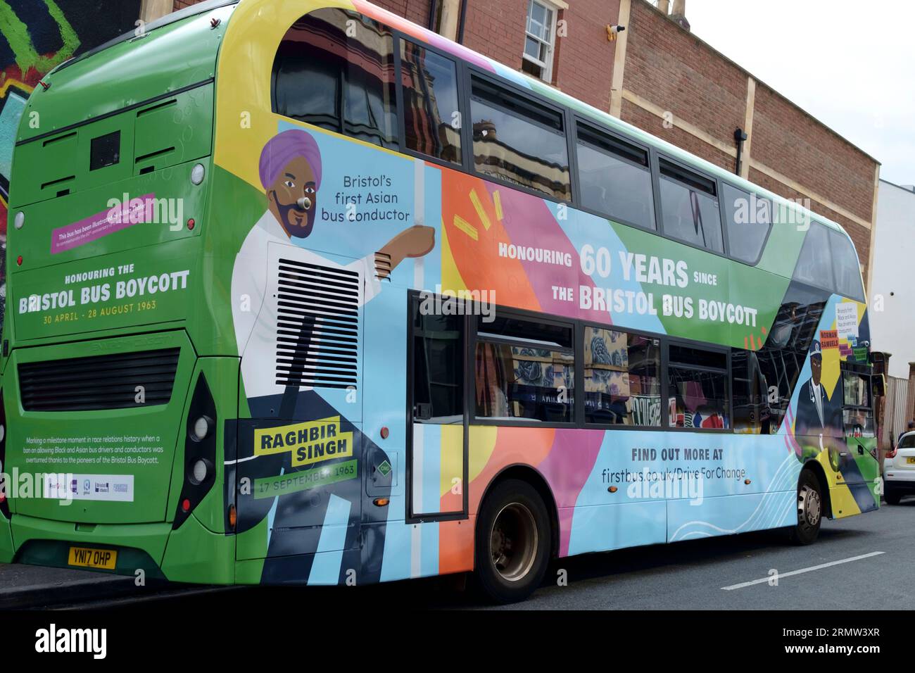 Bristol, Royaume-Uni. 30 août 2023. Un bus spécialement peint fait le tour de Bristol pour marquer le 60e anniversaire de la levée de la barre de couleurs sur les bus Bristol. Bristol a boycotté le service de bus local et finalement la barre de couleur a été levée, et la loi a changé pour interdire le déclin des emplois basés sur la couleur. Crédit : JMF News/Alamy Live News Banque D'Images