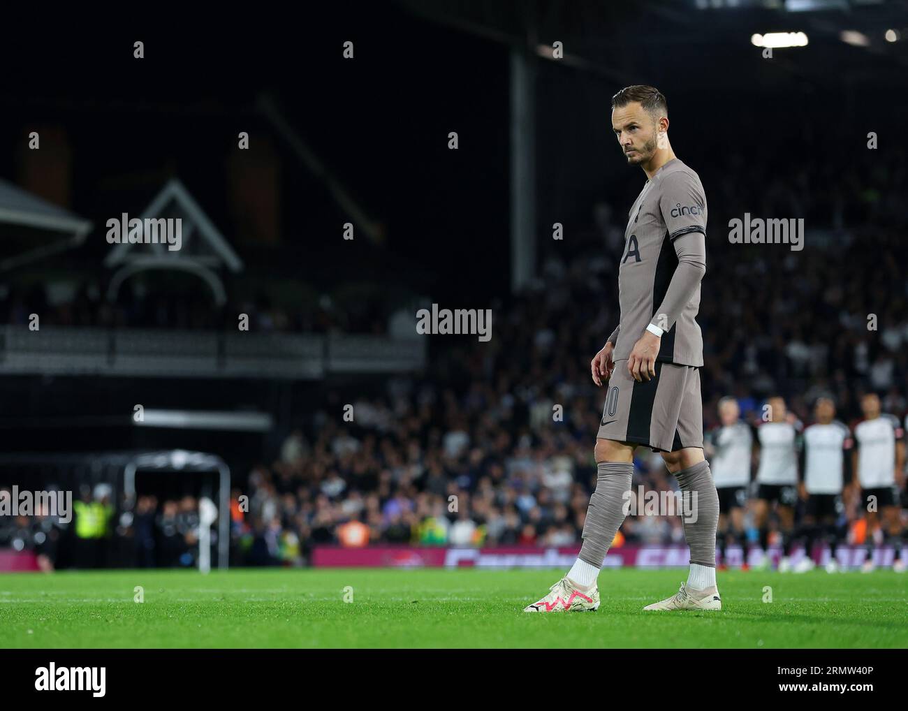 Craven Cottage, Fulham, Londres, Royaume-Uni. 29 août 2023. EFL Carabao Cup football, Fulham contre Tottenham Hotspur ; James Maddison de Tottenham Hotspur regardant le gardien de but Marek Rodak de Fulham avant de prendre une pénalité dans la fusillade au coup de pied crédit : action plus Sports/Alamy Live News Banque D'Images