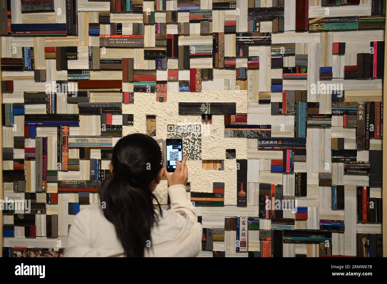 (141007) -- SHIJIAZHUANG, 7 octobre 2014 -- Un visiteur prend des photos d'une œuvre d'art lors de la 12e exposition nationale des Beaux-Arts ¤ peinture avec divers matériaux au Musée Hebei à Shijiazhuang, capitale de la province du Hebei du nord de la Chine, le 7 octobre 2014.) (mp) CHINA-HEBEI-EXHIBITION-FINE ARTS (CN) WangxXiao PUBLICATIONxNOTxINxCHN Shijiazhuang OCT 7 2014 un visiteur prend des photos de l'œuvre d'art au cours de la 12e exposition nationale de peinture des beaux-arts avec divers matériaux AU Musée Hebei à Shijiazhuang capitale du nord de la Chine S Hebei OCT 7 2014 MP Chine Hebei Exhibition Fine arts C. Banque D'Images