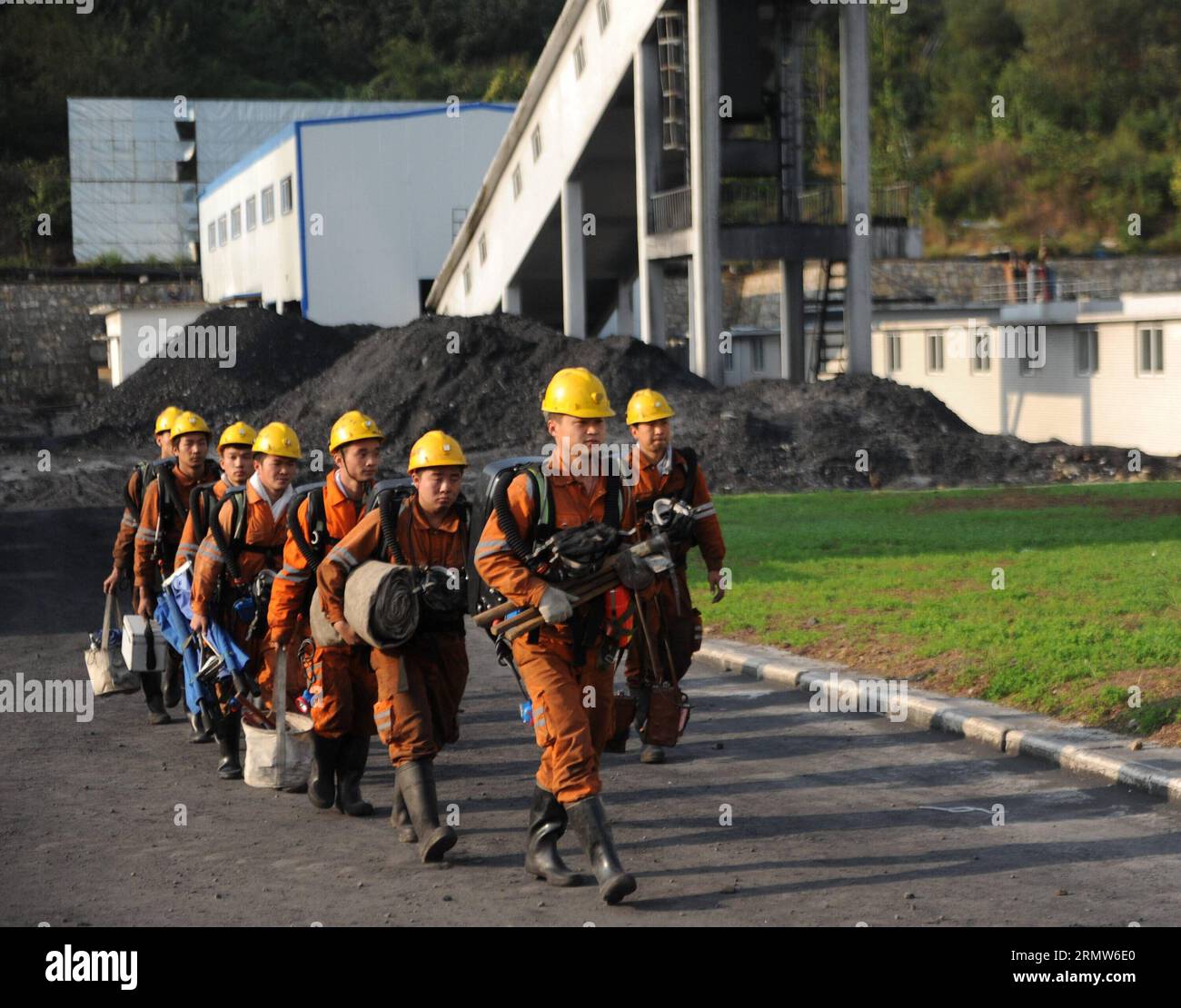 (141007) -- GUIYANG, 7 octobre 2014 -- les sauveteurs se préparent à descendre à la mine après une explosion de gaz dans le comté de Qianxi, dans la province du Guizhou, au sud-ouest de la Chine, le 7 octobre 2014. Trois personnes ont été tuées, 11 autres blessées et sept autres sont restées hors de contact dans l'accident survenu tôt dimanche à la mine de charbon de Xintian dans le comté de Qianxi alors que 134 personnes travaillaient, selon les premières enquêtes. (mp) CHINA-GUIZHOU-QIANXI COUNTY-GAS OUTBURST-DEATH (CN) TaoxLiang PUBLICATIONxNOTxINxCHN Guiyang OCT 7 2014 Rescue Préparez-vous à descendre à la mine après une explosion de gaz dans le comté de Qianxi Sud-Ouest C. Banque D'Images