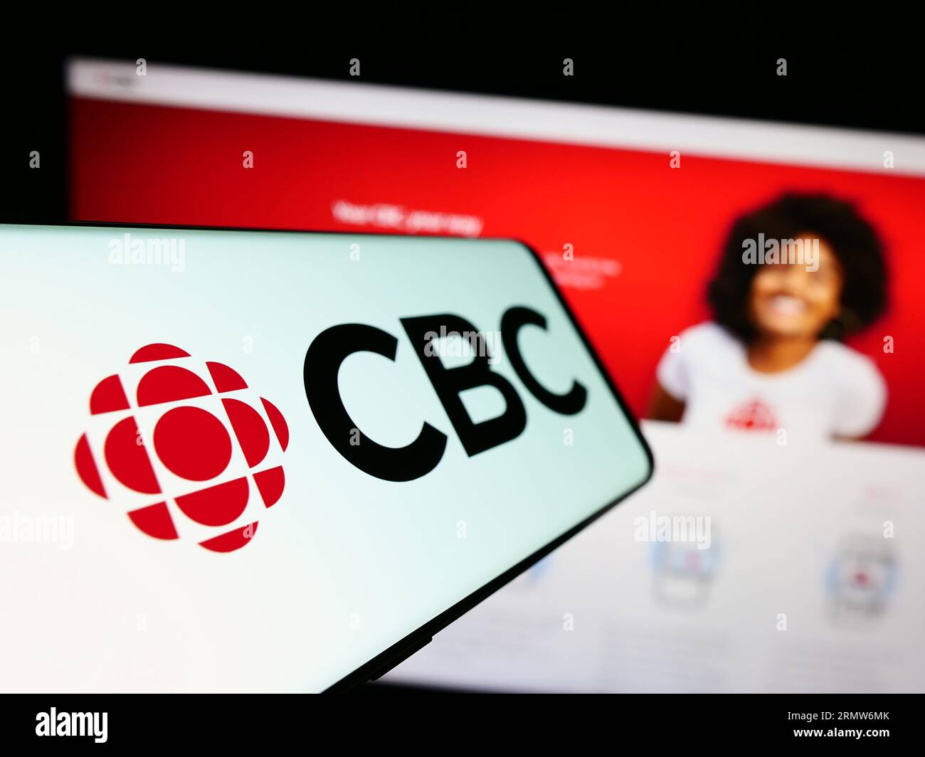 Téléphone cellulaire avec logo de la Société radio-Canada (SRC) à l'écran devant le site Web. Concentrez-vous sur le centre gauche de l'écran du téléphone. Banque D'Images Téléphone cellulaire avec logo de la Société radio-Canada (SRC) à l'écran devant le site Web. Concentrez-vous sur le centre gauche de l'écran du téléphone. Banque D'Images