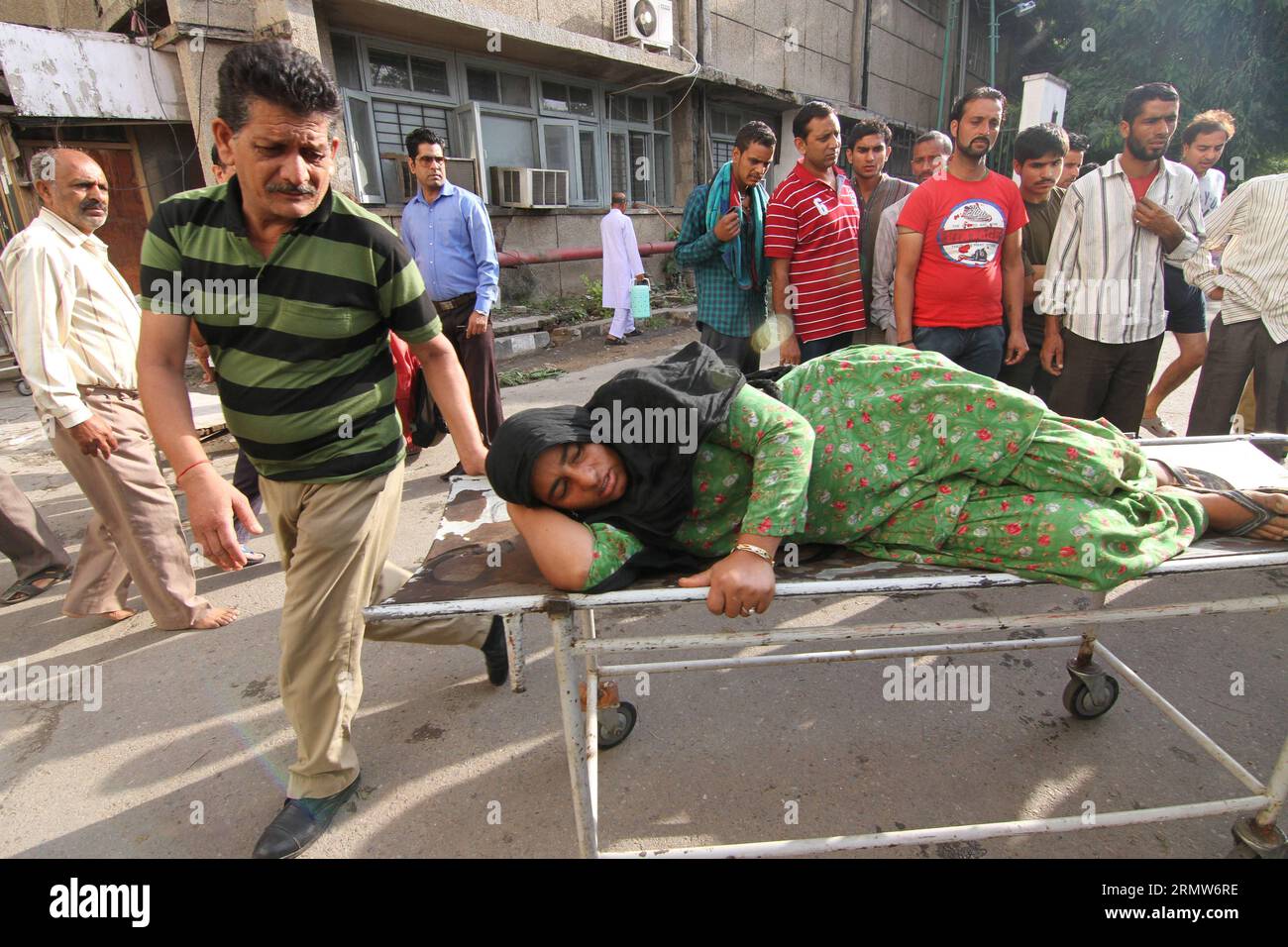 (141008) -- JAMMU, 8 octobre 2014 -- un civil blessé arrive pour traitement à l'hôpital du Collège médical du gouvernement à Jammu, Cachemire sous contrôle indien, le 8 octobre 2014. La tension a éclaté le long de la frontière internationale et de la ligne de contrôle entre les régions du Cachemire contrôlées par l'Inde et par le Pakistan, alors que l'Inde a signalé une reprise des tirs et des duels de bombardement avec le Pakistan mercredi). KASHMIR-JAMMU-TIR Stringer PUBLICATIONxNOTxINxCHN Jammu OCT 8 2014 à des civils blessés arrive pour traitement À l'hôpital du Collège médical du gouvernement dans le Cachemire contrôlé par les Indiens de Jammu LE 8 2014 octobre Banque D'Images