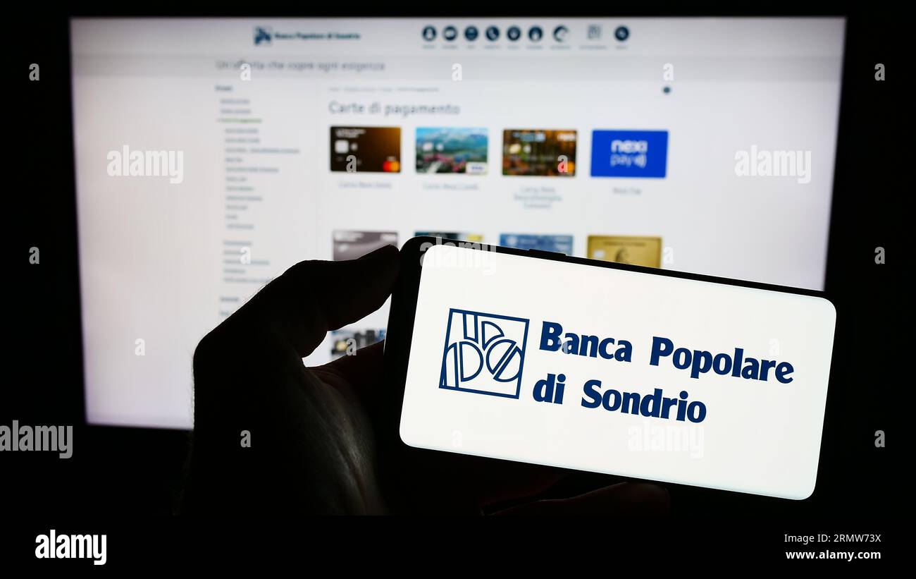 Personne tenant le smartphone avec le logo de Banca Popolare di Sondrio S.C.p.A. (BPSO) sur l'écran devant le site Web. Concentrez-vous sur l'affichage du téléphone. Banque D'Images