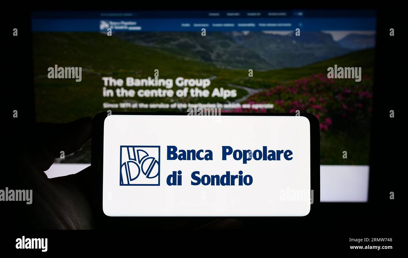 Personne détenant un téléphone portable avec le logo de Banca Popolare di Sondrio S.C.p.A. (BPSO) sur l'écran devant la page Web de l'entreprise. Concentrez-vous sur l'affichage du téléphone. Banque D'Images