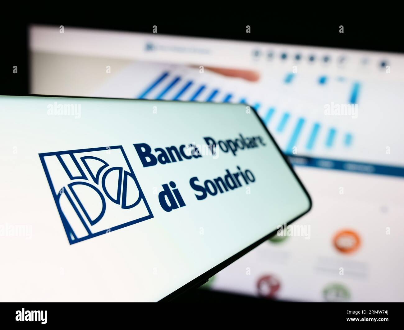 Téléphone portable avec le logo de Banca Popolare di Sondrio S.C.p.A. (BPSO) sur l'écran devant le site. Concentrez-vous sur le centre gauche de l'écran du téléphone. Banque D'Images