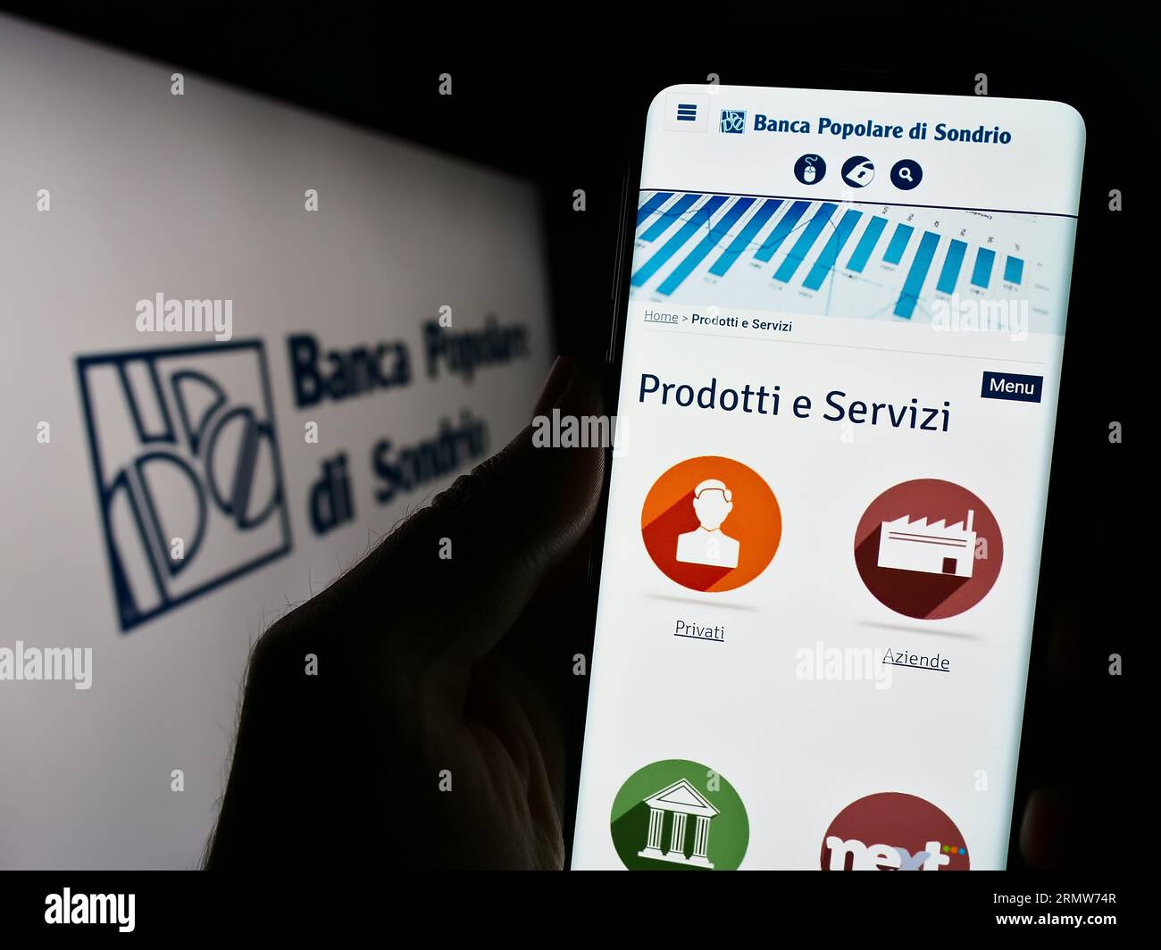 Personne tenant un téléphone portable avec le site Web de Banca Popolare di Sondrio S.C.p.A. (BPSO) sur l'écran devant le logo. Concentrez-vous sur le centre de l'écran du téléphone. Banque D'Images