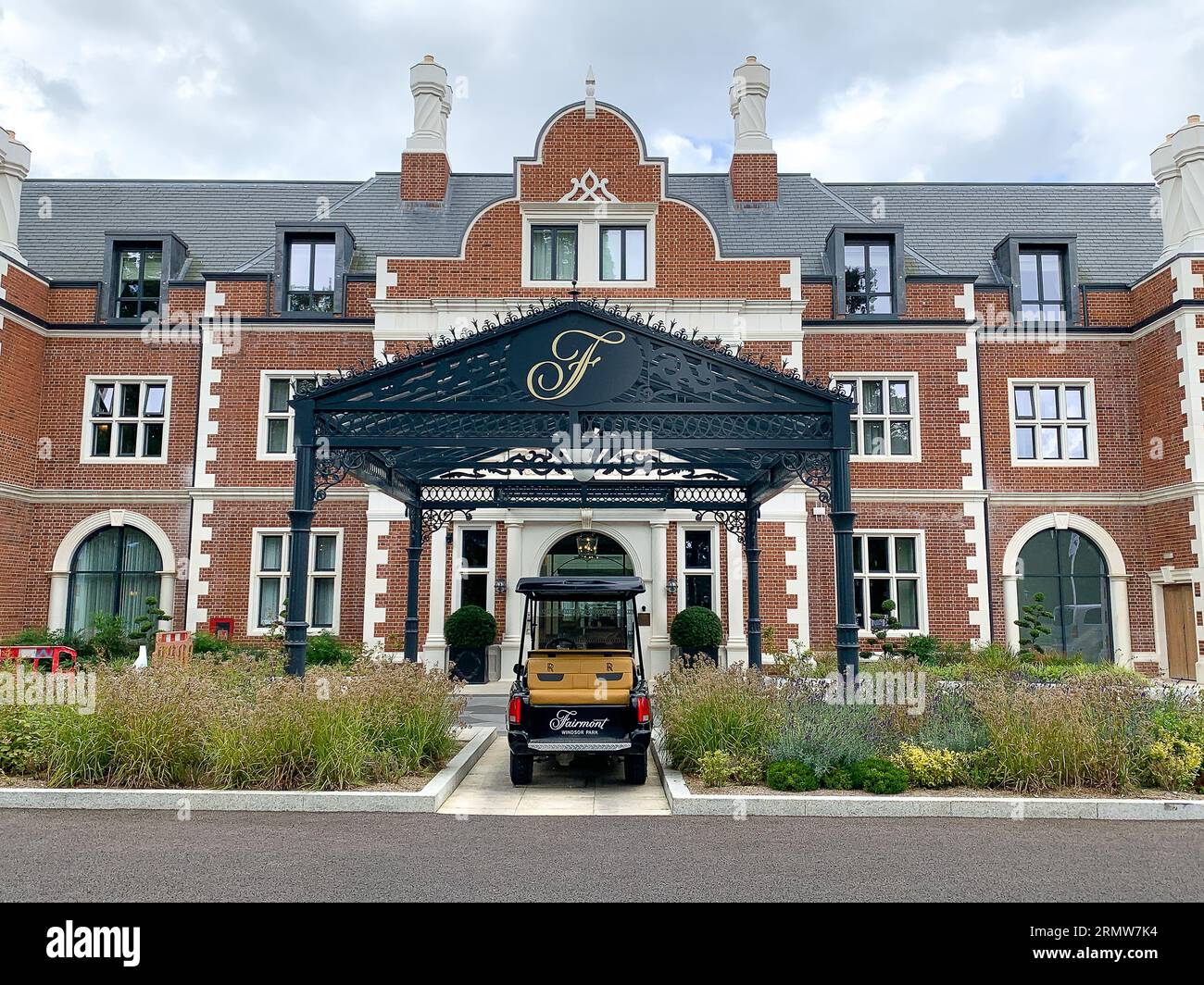 Egham, Surrey, Royaume-Uni. 30 août 2023. Surinder Arora, un donateur milliardaire du Parti Tory, âgé de 64 ans, a reçu l'ordre de démolir une aile du Fairmont Windsor Park Hotel cinq étoiles à Egham, Surrey, après avoir prétendument apporté des modifications au bâtiment sans autorisation de construire. Il ajouta une aile supplémentaire à l'hôtel cinq étoiles et agrandit le bâtiment sans obtenir l'autorisation de construire requise du conseil municipal de Runnymede. Le conseil vient de publier un avis d'exécution de projet qui demande à M. Arora de démolir tout ou partie de l'hôtel. L'hôtel récemment construit a fait les gros titres en février Banque D'Images