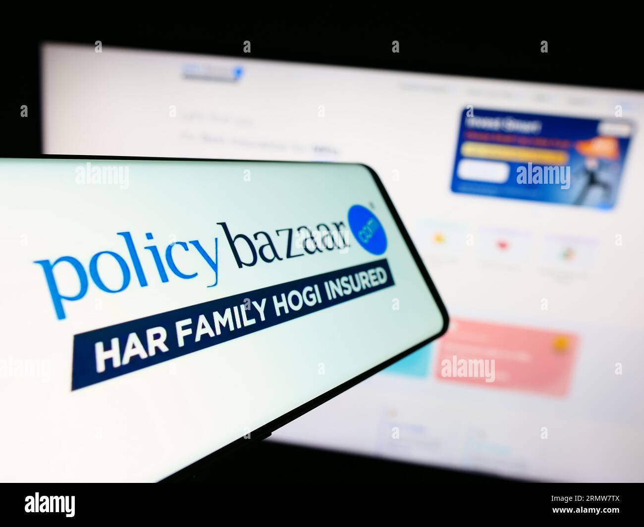Téléphone mobile avec logo de la plate-forme financière indienne Policybazaar sur l'écran devant le site Web de l'entreprise. Concentrez-vous sur le centre de l'écran du téléphone. Banque D'Images