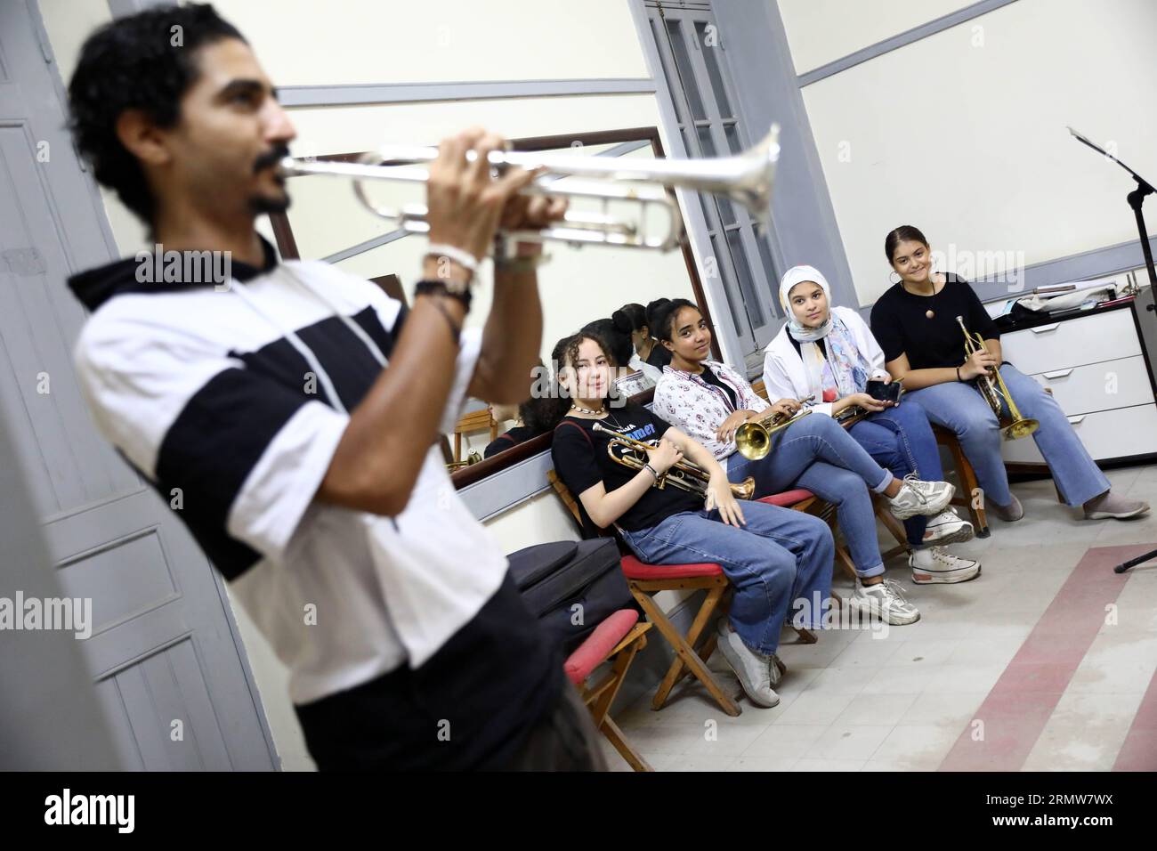 Le Caire, Égypte. 27 août 2023. Les jeunes apprennent à jouer de la trompette lors d’un cours de musique à la Maison de l’Art et de la Culture au Caire, en Égypte, le 27 août 2023. POUR ALLER AVEC 'Feature : une école de musique à but non lucratif au Caire offre des opportunités de changement de vie pour les jeunes défavoriséss' crédit : Ahmed Gomaa/Xinhua/Alamy Live News Banque D'Images