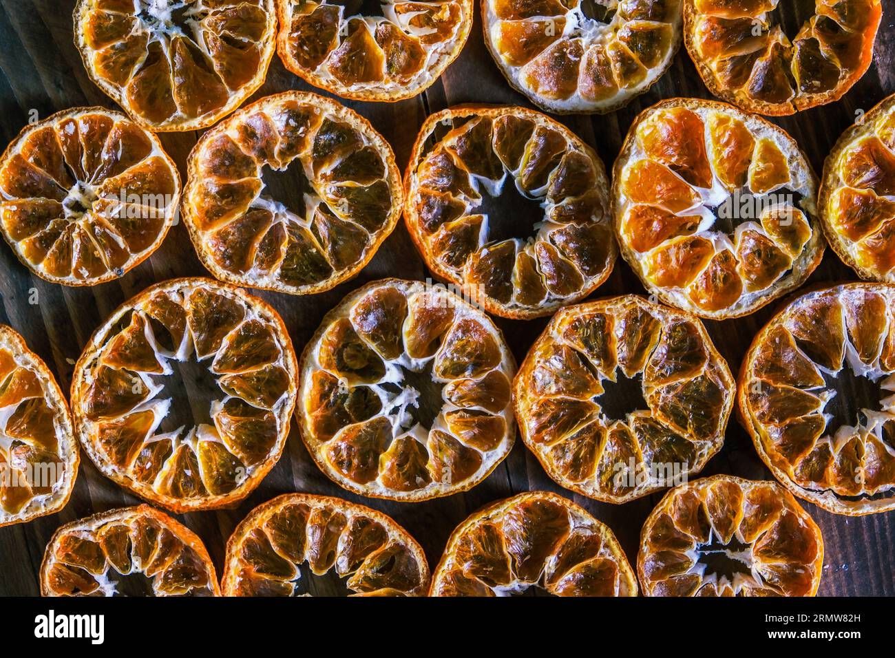 Tranches d'orange séchées sur la table en bois. Agrumes secs. Agrumes séchés sur la table. Vue de dessus des tranches orange. mandarine ou mandarine Banque D'Images