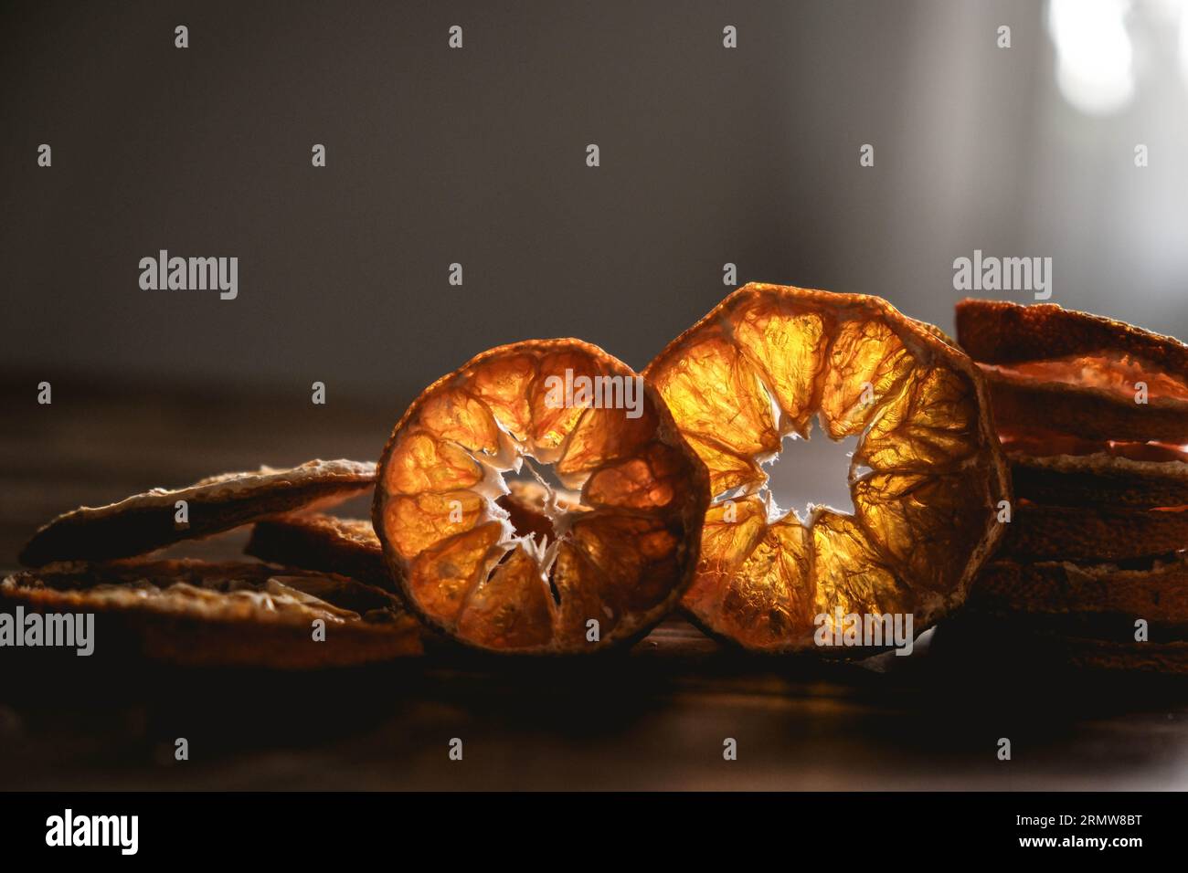 Tranches d'orange séchées sur la table en bois. Agrumes secs. Agrumes séchés sur la table. Vue de dessus des tranches orange. mandarine ou mandarine Banque D'Images