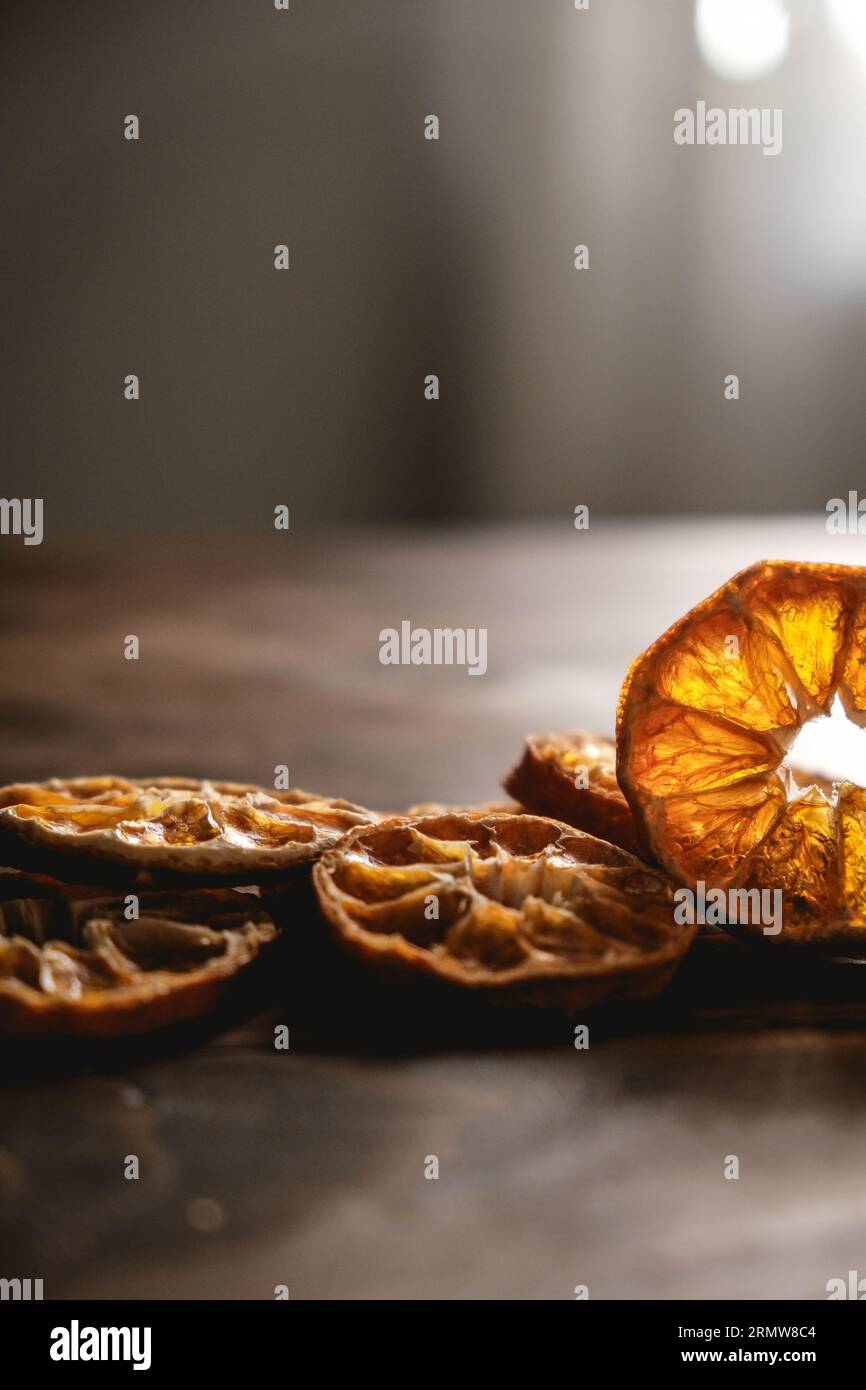 Tranches d'orange séchées sur la table en bois. Agrumes secs. Agrumes séchés sur la table. Vue de dessus des tranches orange. mandarine ou mandarine Banque D'Images