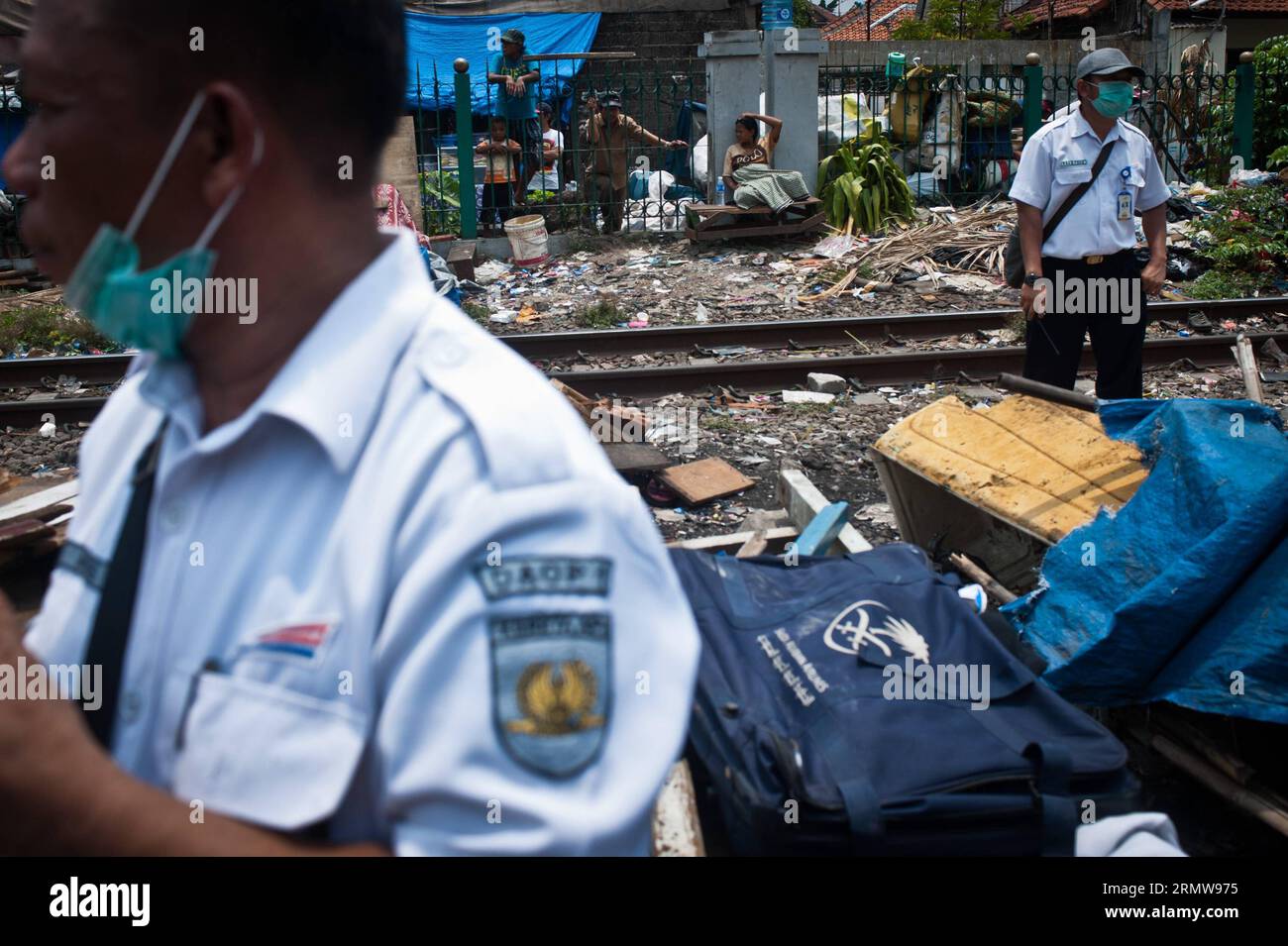 (141014) -- JAKARTA, le 14 octobre 2014 -- des officiers démolissent la maison au bord de la voie ferrée à Jakarta, Indonésie, le 14 octobre 2014. Le Gouvernement de Jakarta réprime les habitations illégales le long des lignes de chemin de fer, ce qui peut compromettre la sécurité des voyages en train. (cy) INDONESIA-JAKARTA-RAILWAY-ILLEGAL HOUSING VerixSanovri PUBLICATIONxNOTxINxCHN Jakarta OCT 14 2014 officiers démolissent la maison SUR le bord du chemin de fer à Jakarta Indonésie OCT 14 2014 le gouvernement de Jakarta coupe les logements illégaux le long des lignes de chemin de fer qui PEUVENT la sécurité du voyage en train Cy Indonésie Jakarta chemin de fer Illegal Housing PUBL Banque D'Images