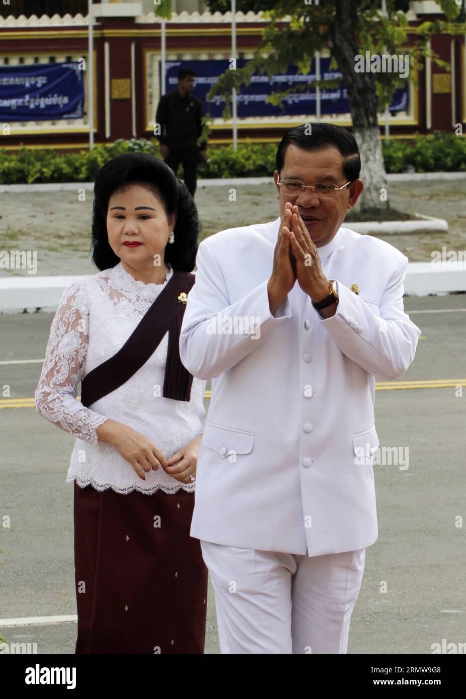 (141015) -- PHNOM PENH, le 15 octobre 2014 -- le Premier ministre cambodgien Hun Sen (à droite) et son épouse Bun Rany assistent à la cérémonie marquant le 2e anniversaire de la mort du Roi Père Norodom Sihanouk à Phnom Penh le 15 octobre 2014. Le Cambodge a commémoré mercredi le deuxième anniversaire de la mort du roi le plus vénéré du pays, le Père Norodom Sihanouk, en offrant des aumônes aux moines bouddhistes et en rendant hommage à sa statue. CAMBODGE-PHNOM PENH-ANNIVERSAIRE DE LA MORT-ROI PÈRE SOVANNARA PUBLICATIONXNOTXINXCHN Banque D'Images