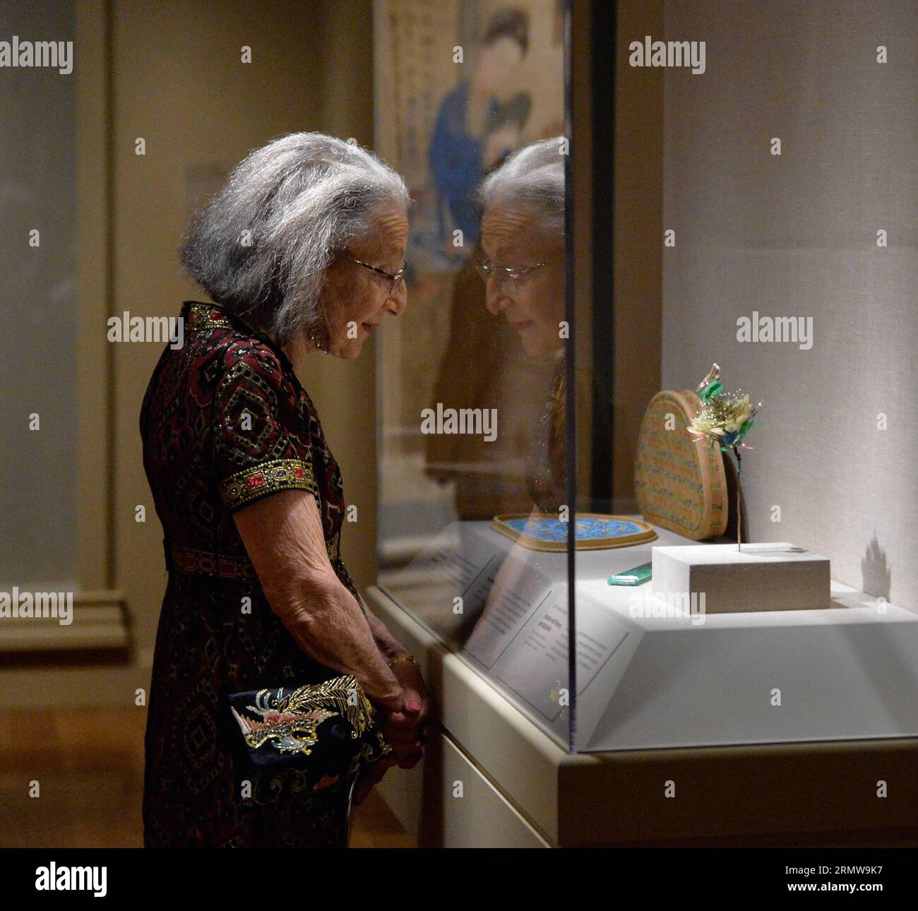(141015) -- WASHINGTON D.C., 14 octobre 2014 -- Une femme regarde un objet exposé lors de la présentation d'une exposition au Virgina Museum of Fine Arts aux États-Unis le 14 octobre 2014. L'exposition Cité interdite - trésors impériaux du Musée du Palais de Pékin sera ouverte au public du 18 octobre 2014 au 11 janvier 2015. ) (yc) US-CHINA-FORBIDDEN CITY-EXHIBITION BaoxDandan PUBLICATIONxNOTxINxCHN Washington D C OCT 14 2014 une femme regarde l'objet exposé lors de l'avant-première de l'exposition AU Virginia Museum of Fine Arts aux États-Unis OCT 14 2014 l'exposition pour Banque D'Images