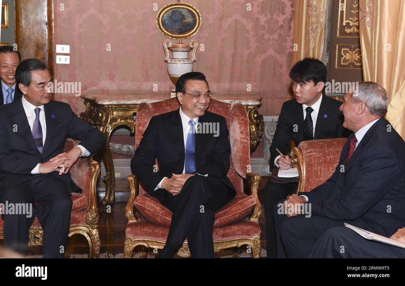 (141015) -- ROME, le 15 octobre 2014 -- le premier ministre chinois Li Keqiang (C) rencontre le président du Sénat italien Piero Grasso (1e R) à Rome, Italie, le 15 octobre 2014. (wf) ITALIE-ROME-CHINE PREMIER-RÉUNION LixXueren PUBLICATIONxNOTxINxCHN Rome OCT 15 2014 le Premier ministre chinois gauche Keqiang C rencontre le président du Sénat italien Piero Grasso 1e r à Rome Italie OCT 15 2014 WF Italie Rome Premier ministre chinois LixXueren PUBLICATIONxNOTxINxCHN Banque D'Images