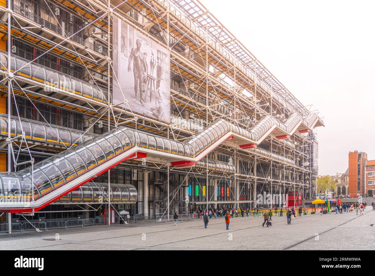PARIS - 17 AVRIL 2023 : Centre Georges Pompidou. Vue de façade futuriste moderne en verre et métal avec escalier en tube. Paris, France. Nom complet : National Georges Pompidou Centre of Art and Culture. Banque D'Images