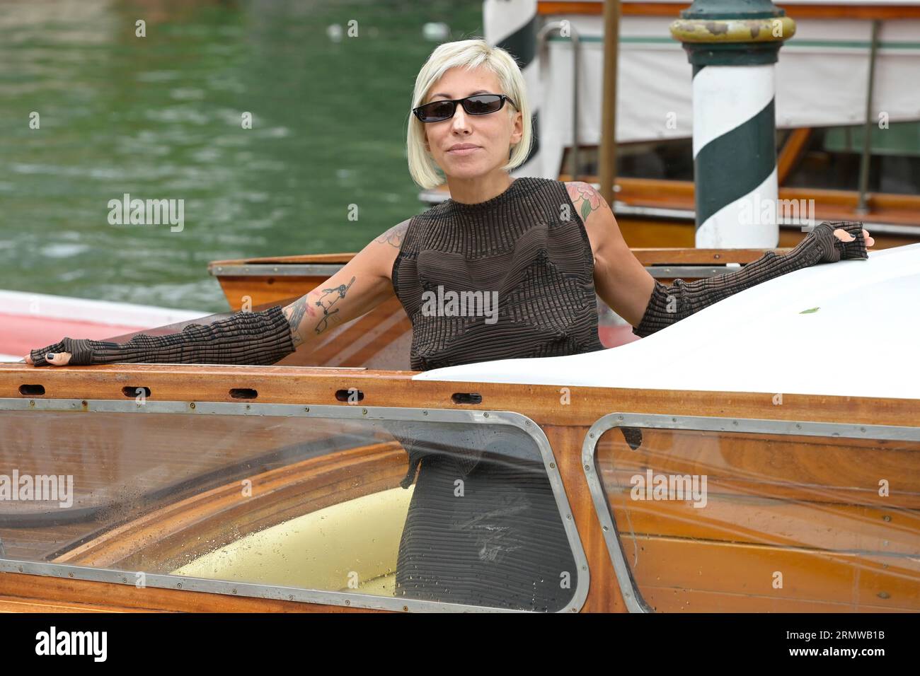 Malika Ayane arrive au quai de l'Hôtel Excelsior sur le Lido pour le Festival du film de Venise 2023. (Photo Mario Cartelli / SOPA Images/Sipa USA) Banque D'Images